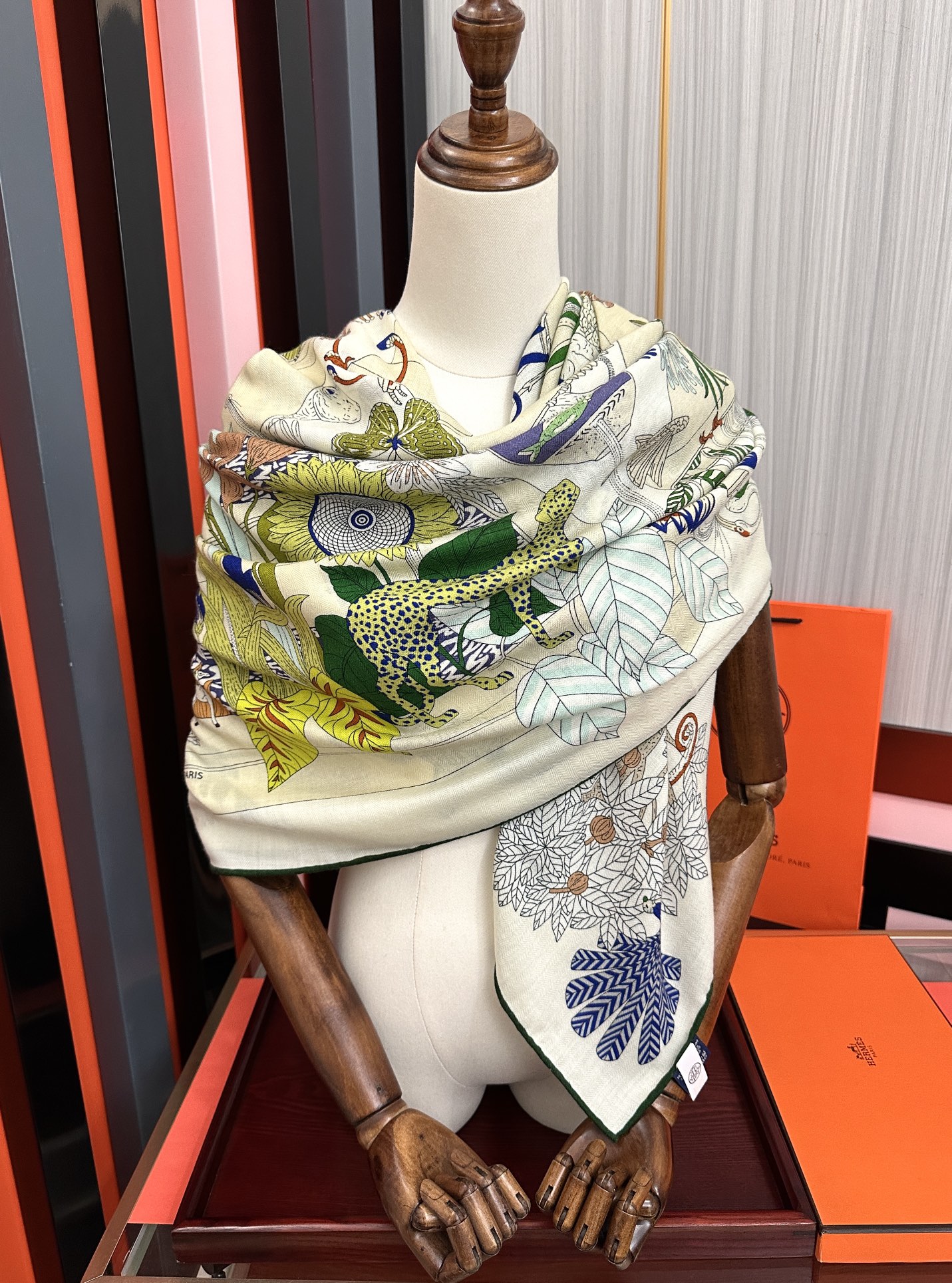 新款。爱马仕2025秋冬新款[爱心][太阳]我就不推荐了回头分享一下部分复刻款的老款信息资料供大家参考[