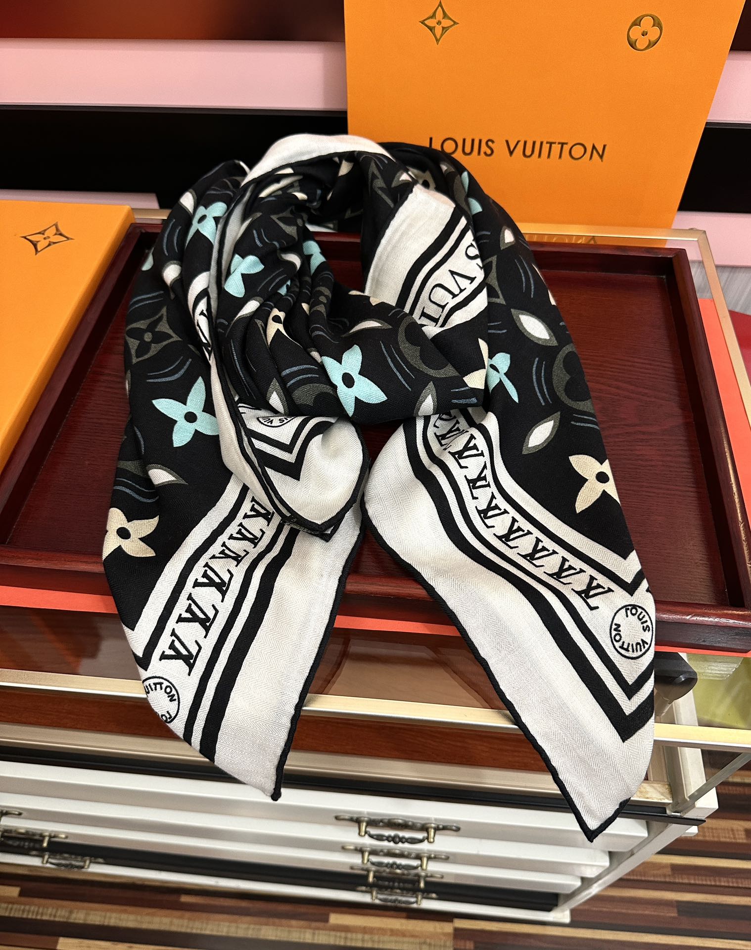 新款❤️LV 【双面同色】ZG同步经典优雅[礼物]~气质到骨子里[色]新一季的面料超高级，真心超级柔软，