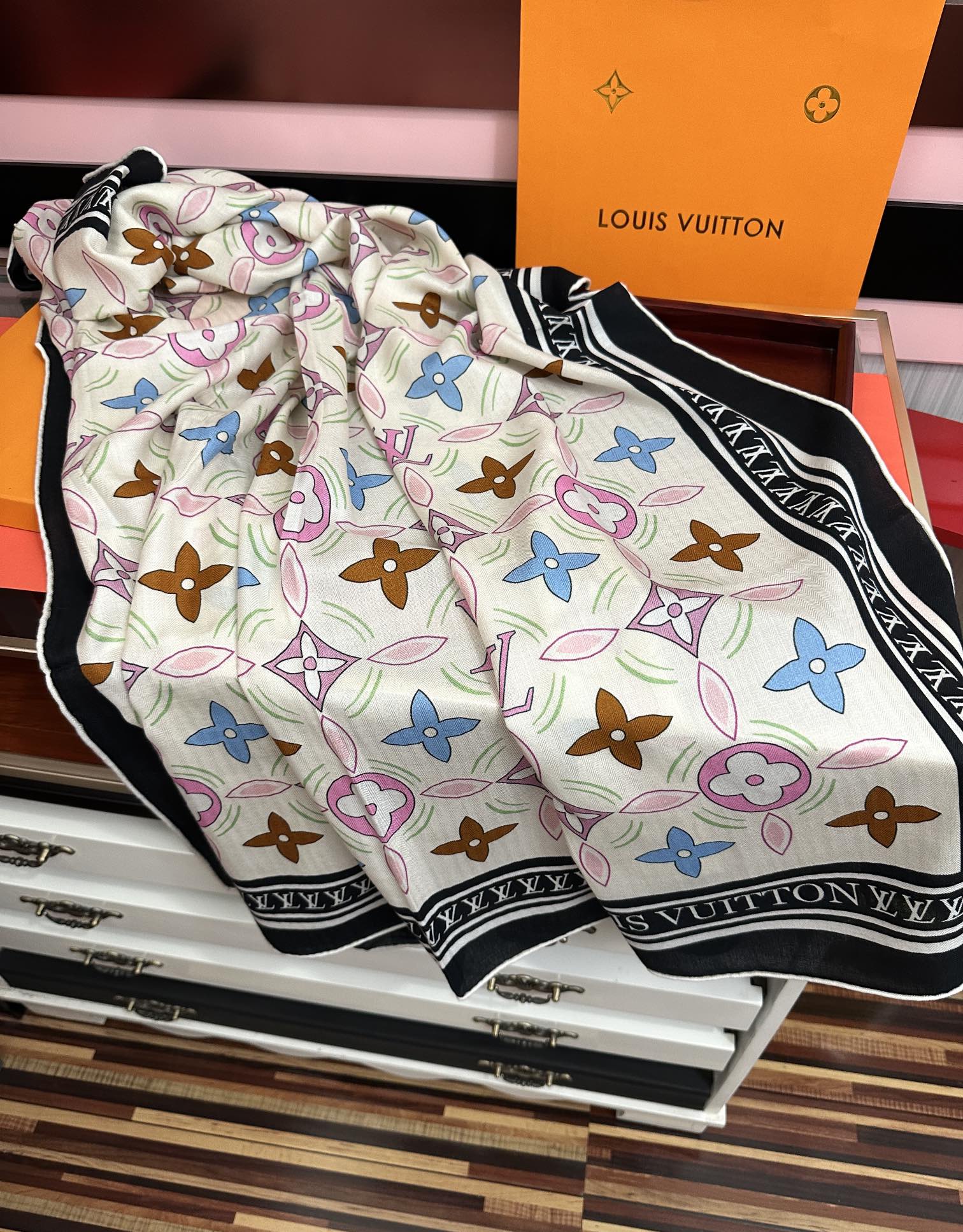 新款❤️LV 【双面同色】ZG同步经典优雅[礼物]~气质到骨子里[色]新一季的面料超高级，真心超级柔软，