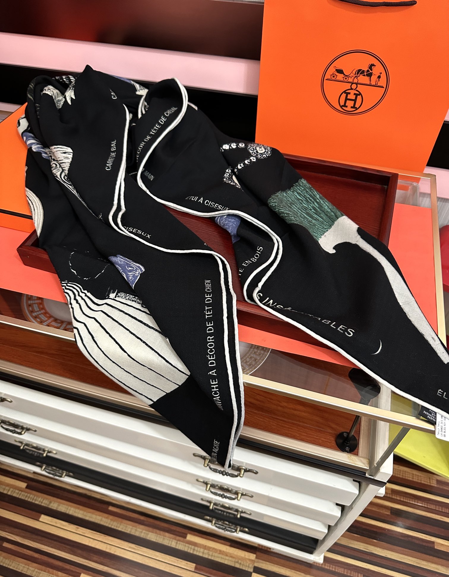 上新。爱马仕 【型影相随】2025新款[爱心] 新一季丝巾[太阳]我就不推荐了回头分享一下部分复刻款的老