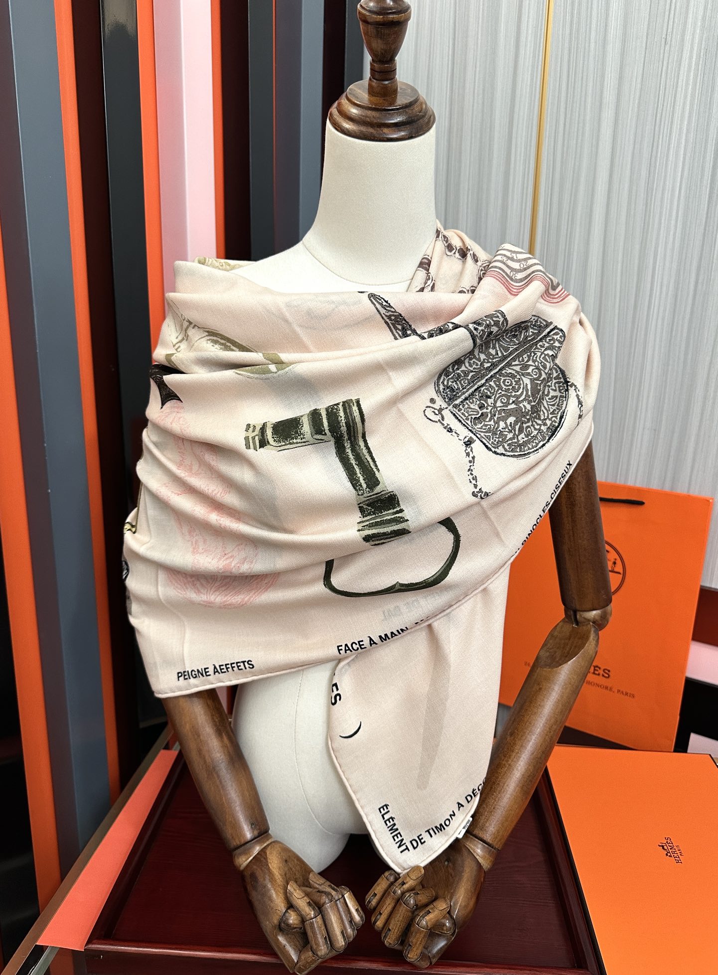 上新。爱马仕 【型影相随】2025新款[爱心] 新一季丝巾[太阳]我就不推荐了回头分享一下部分复刻款的老