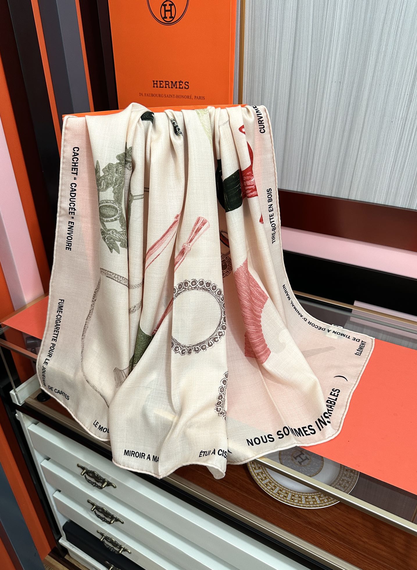 上新。爱马仕 【型影相随】2025新款[爱心] 新一季丝巾[太阳]我就不推荐了回头分享一下部分复刻款的老