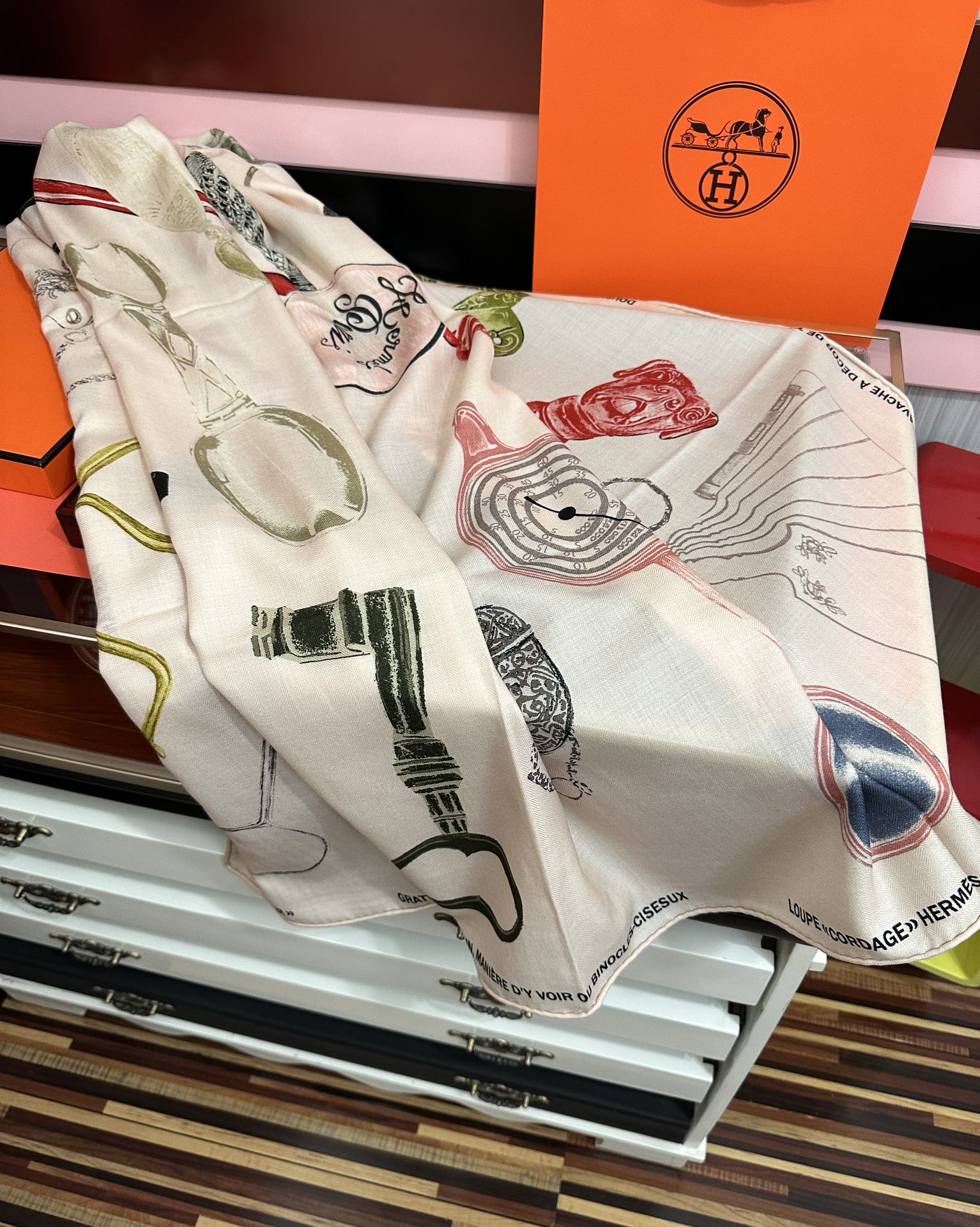 上新。爱马仕 【型影相随】2025新款[爱心] 新一季丝巾[太阳]我就不推荐了回头分享一下部分复刻款的老