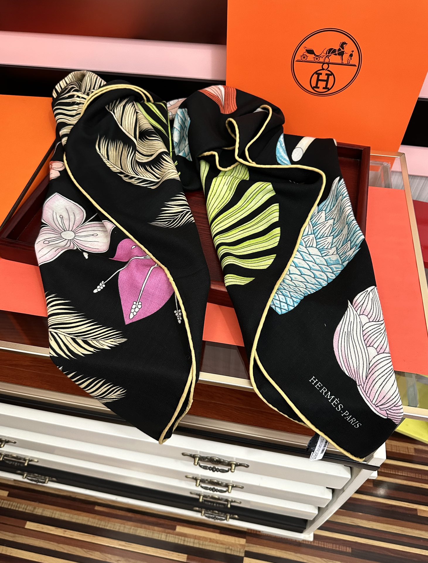 新款。2010爱马仕 ZG同步【菠萝🍍图案】[太阳]我就不推荐了回头分享一下部分复刻款的老款信息资料供大