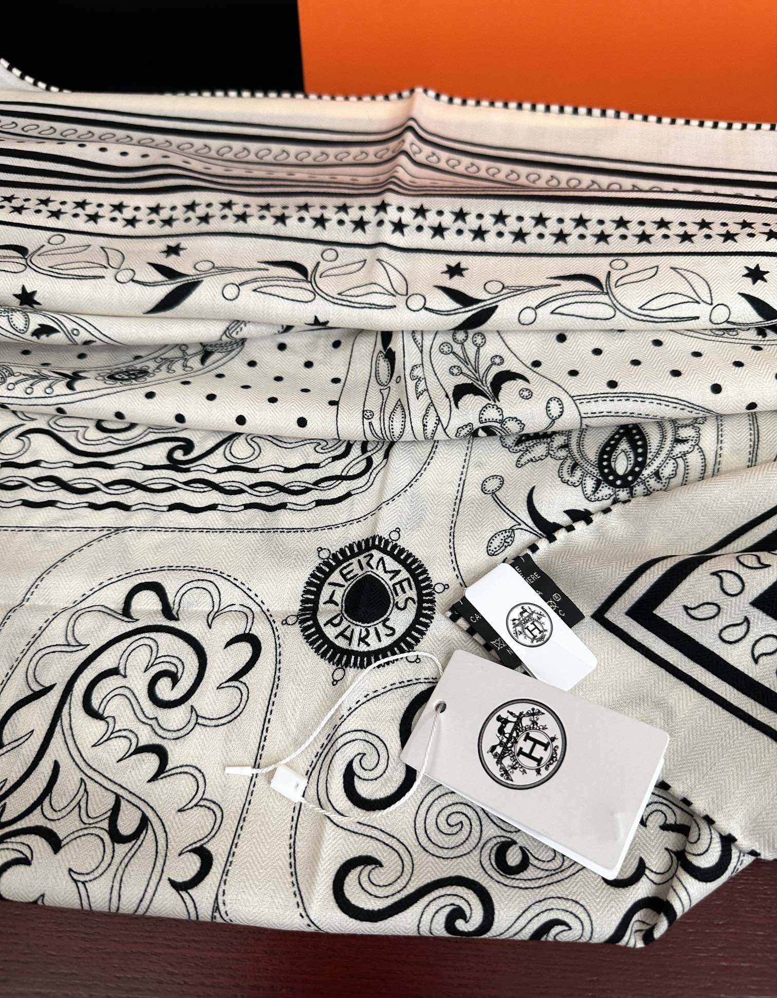 新款。爱马仕2025秋冬新款[爱心]ZG同步【亚马逊庆典】新一季丝巾采购清单估计各位养马人们已经列好了[