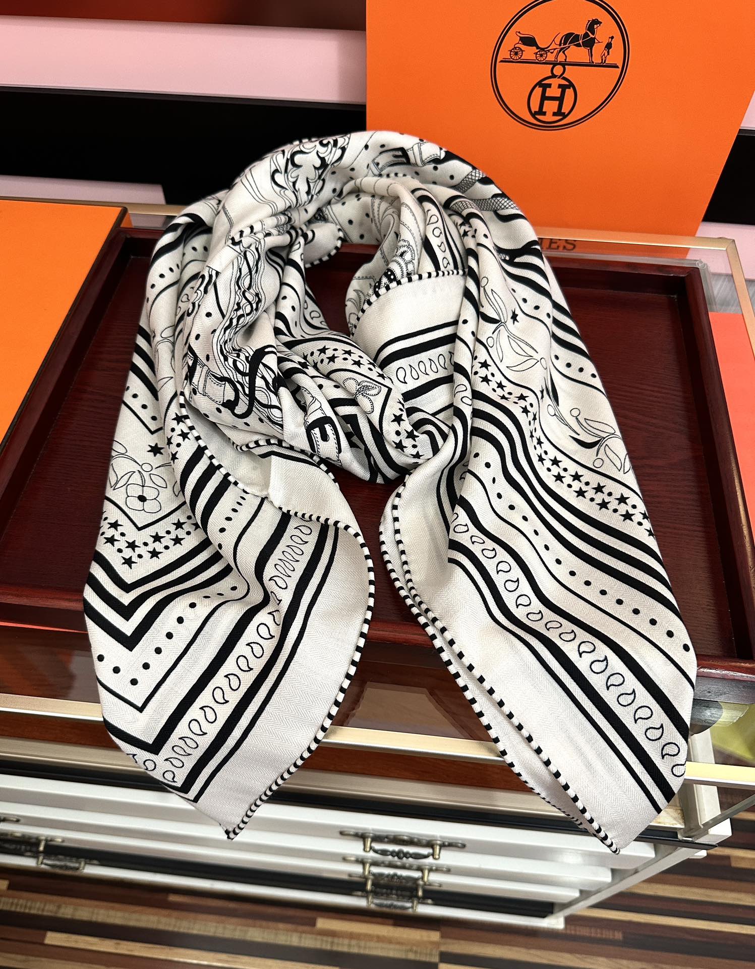 新款。爱马仕2025秋冬新款[爱心]ZG同步【亚马逊庆典】新一季丝巾采购清单估计各位养马人们已经列好了[