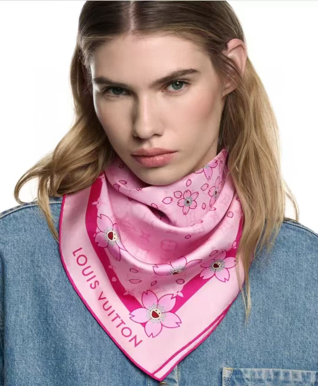 NO:603554,High version synchronized with LV official website [double-sided same color] Sun Flower Series So beautiful [Celebrating] 'L Family' 90 Collection Square Scarf pays homage to the original design through chic classic colors [Sun] The piece is not reinterpreted or designed [Lip] A simple and faithful presentation of the original design created by the artist This can be worn in many ways [Deyi ] Matches well with any clothing [Color] Whether worn around the neck [gift] or worn as a top belt or headscarf [Proud] It is so beautiful to look at [Hair] Size 90x90, material top quality silk, 3-color high version scarf, high version scarf, louis vuitton,louis vuitton,real silk19860909高版本 LV官网同步【双面同色】太阳花朵系列 太美了[庆祝]“L家”90典藏方巾通过别致的经典色彩向原创设计致敬[太阳]作品未经重新诠释或设计[嘴唇]以简单而忠实的方式呈现艺术家创作的原始设计这款可以多种方式佩戴[得意]与任何服饰皆搭配得宜[色]无论系绕颈间[礼物]或作为上衣腰带及头巾佩戴[得意]皆赏心悦目简直太美了[發]尺寸90x90、材质顶级真丝,3色高版本围巾,高版本围巾,louis vuitton,louis vuitton,real silk,scarf