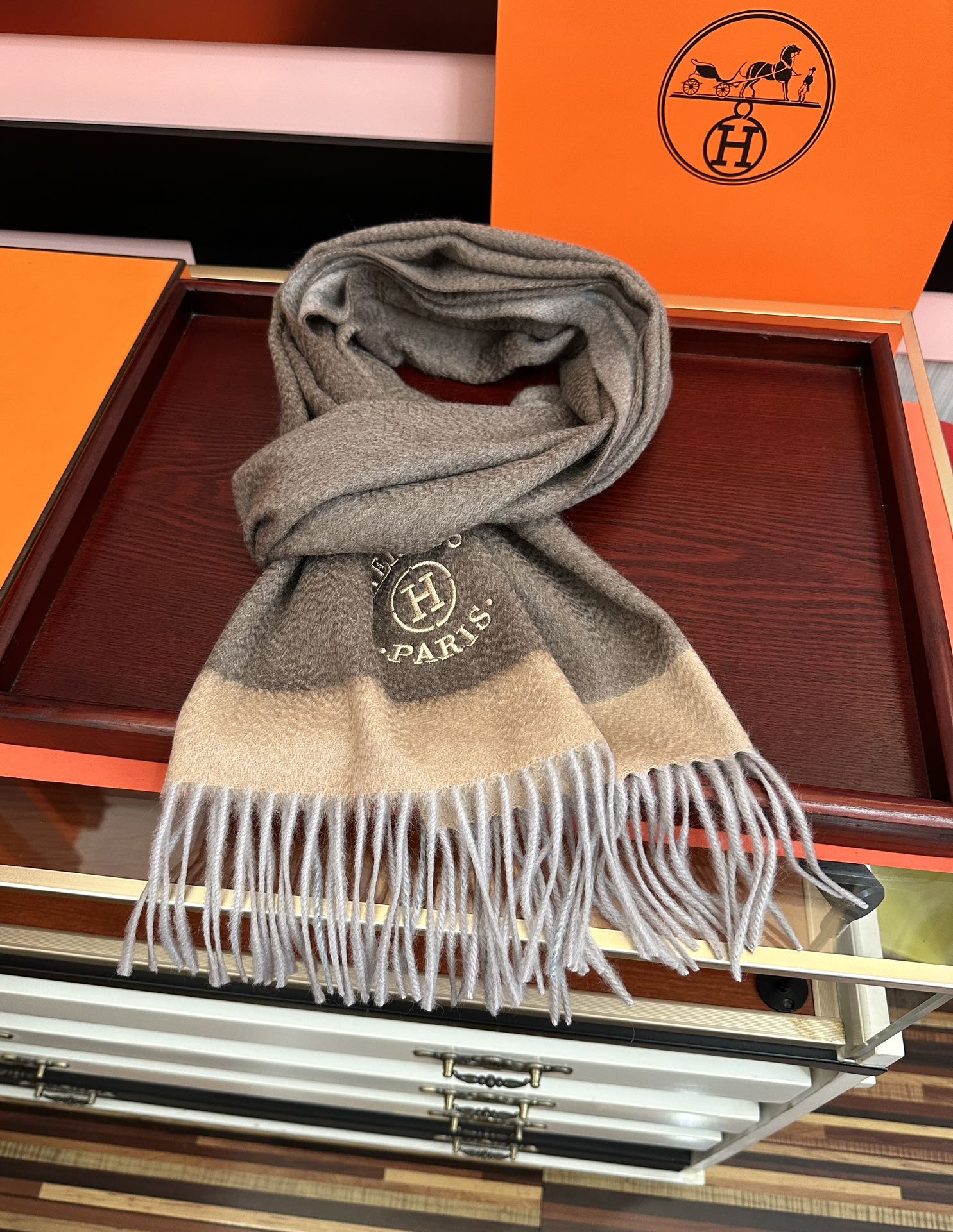 上新。 85%山羊绒 爱马仕[爱心]采用内蒙古山羊绒，2025最新款男女通用情侣款👫重磅推荐💥 经典的格