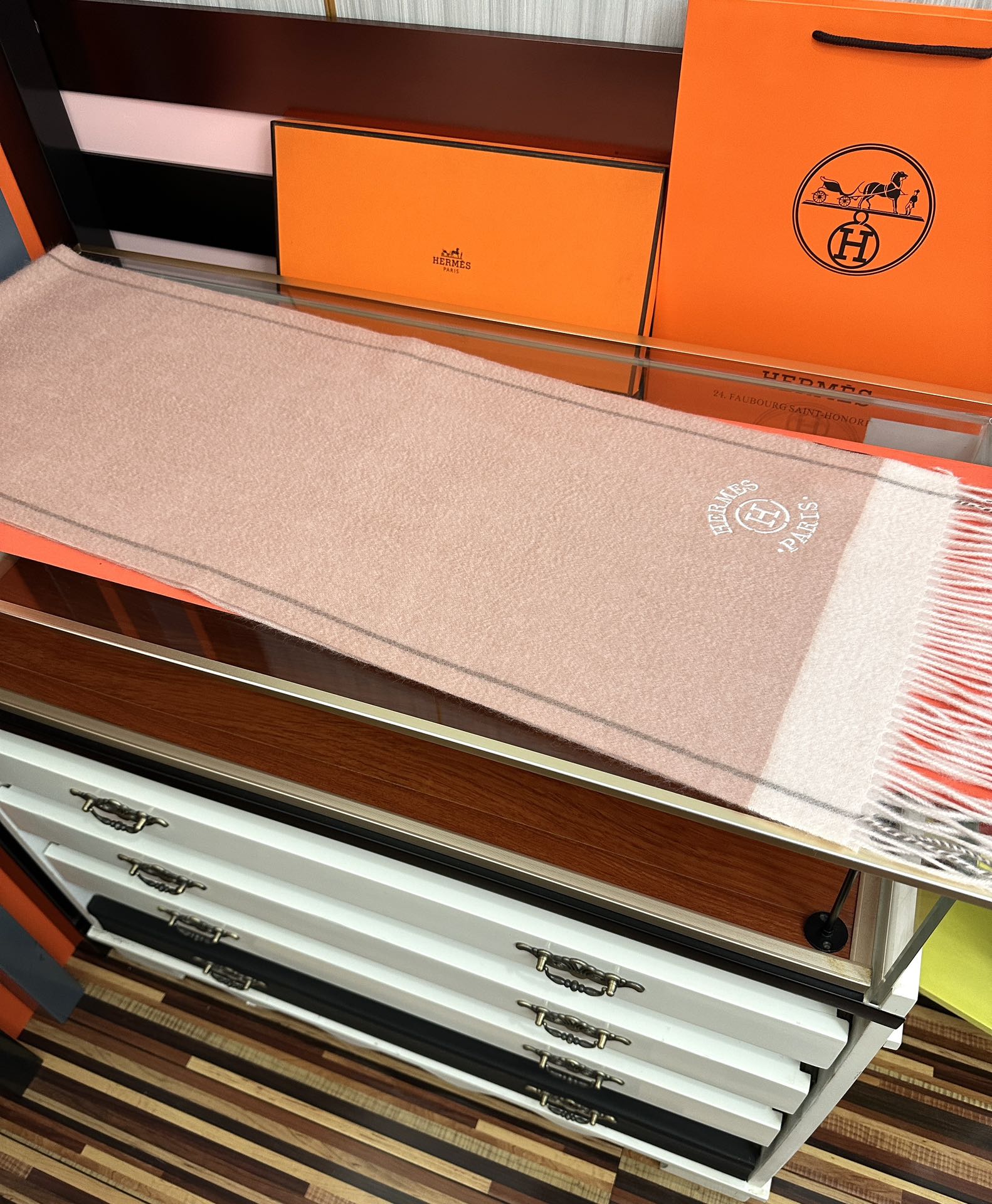 上新。 85%山羊绒 爱马仕[爱心]采用内蒙古山羊绒，2025最新款男女通用情侣款👫重磅推荐💥 经典的格