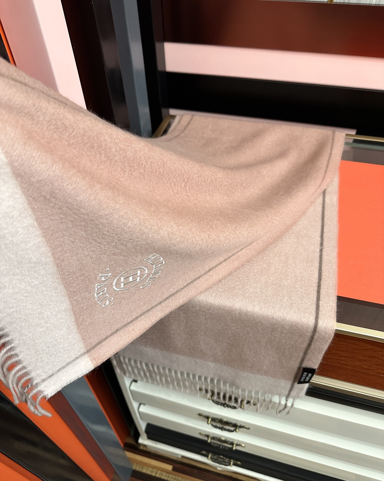 上新。 85%山羊绒 爱马仕[爱心]采用内蒙古山羊绒，2025最新款男女通用情侣款👫重磅推荐💥 经典的格