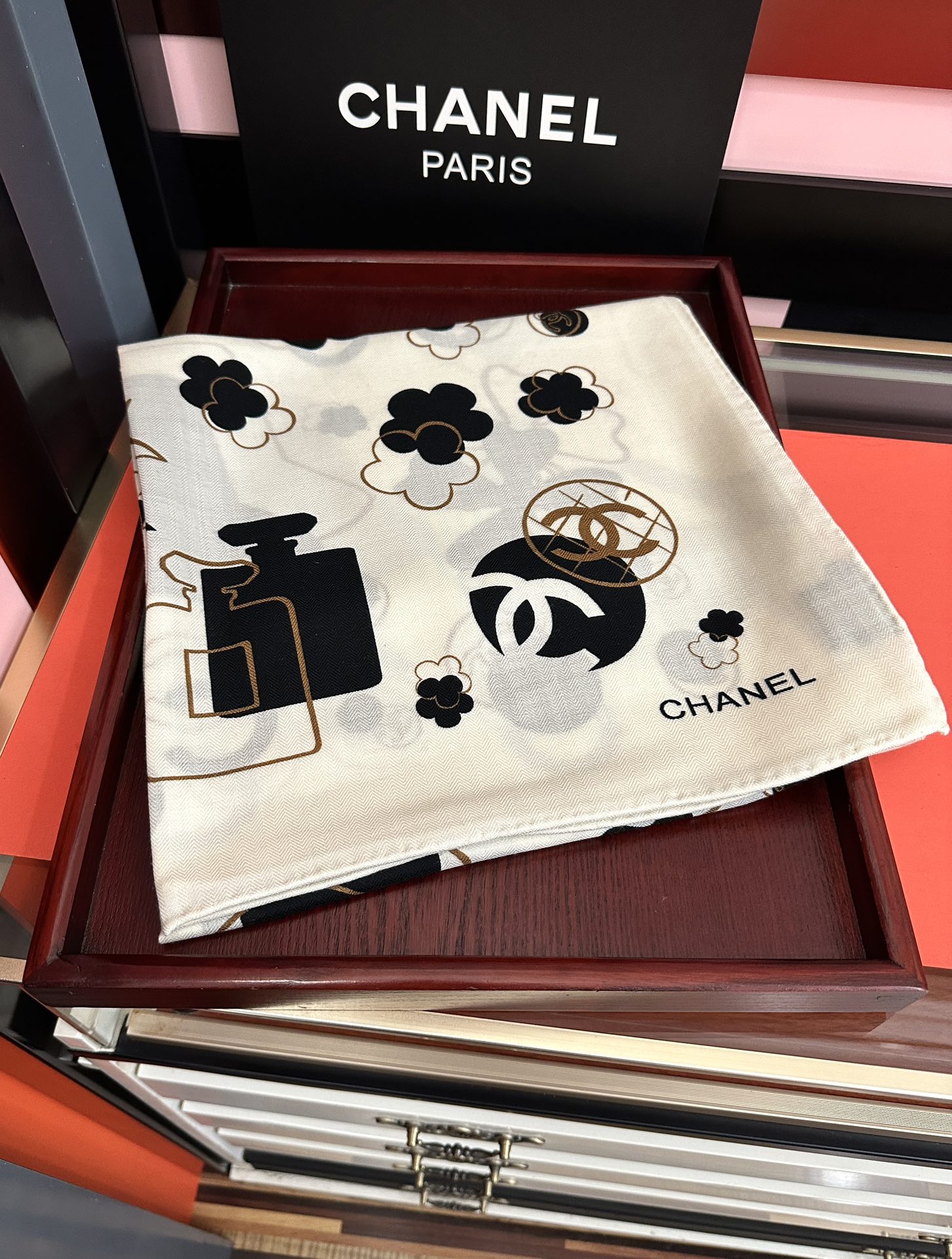 爆款❤️2025 香奈儿ZG同步 太美了 【双面同色】[發]经典茶花帽子🎩设计优雅风[礼物]~气质到骨子