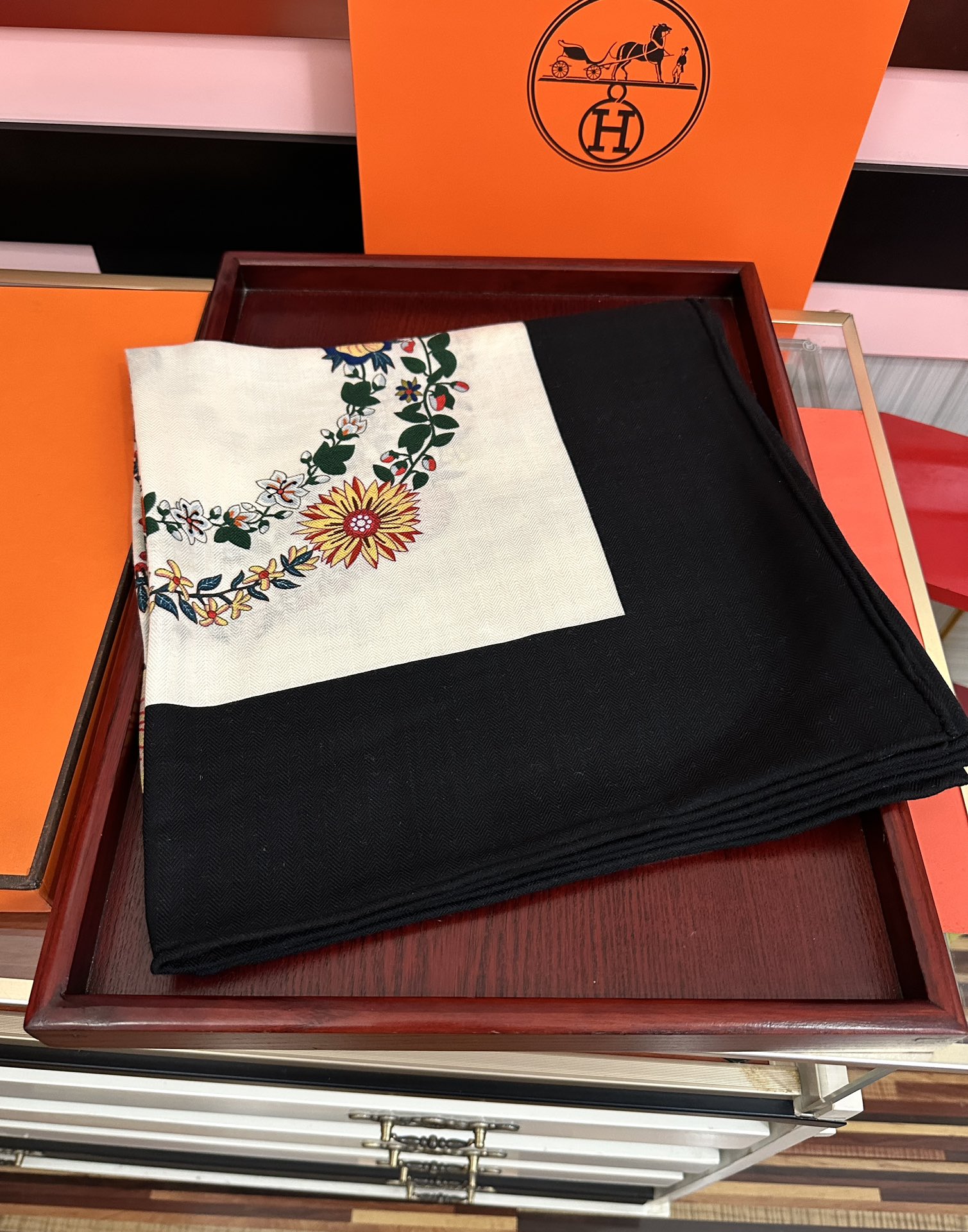 。 爱马仕 ZG同步[太阳]2025今年的新款，我就不推荐了回头分享一下部分复刻款的老款信息资料供大家参