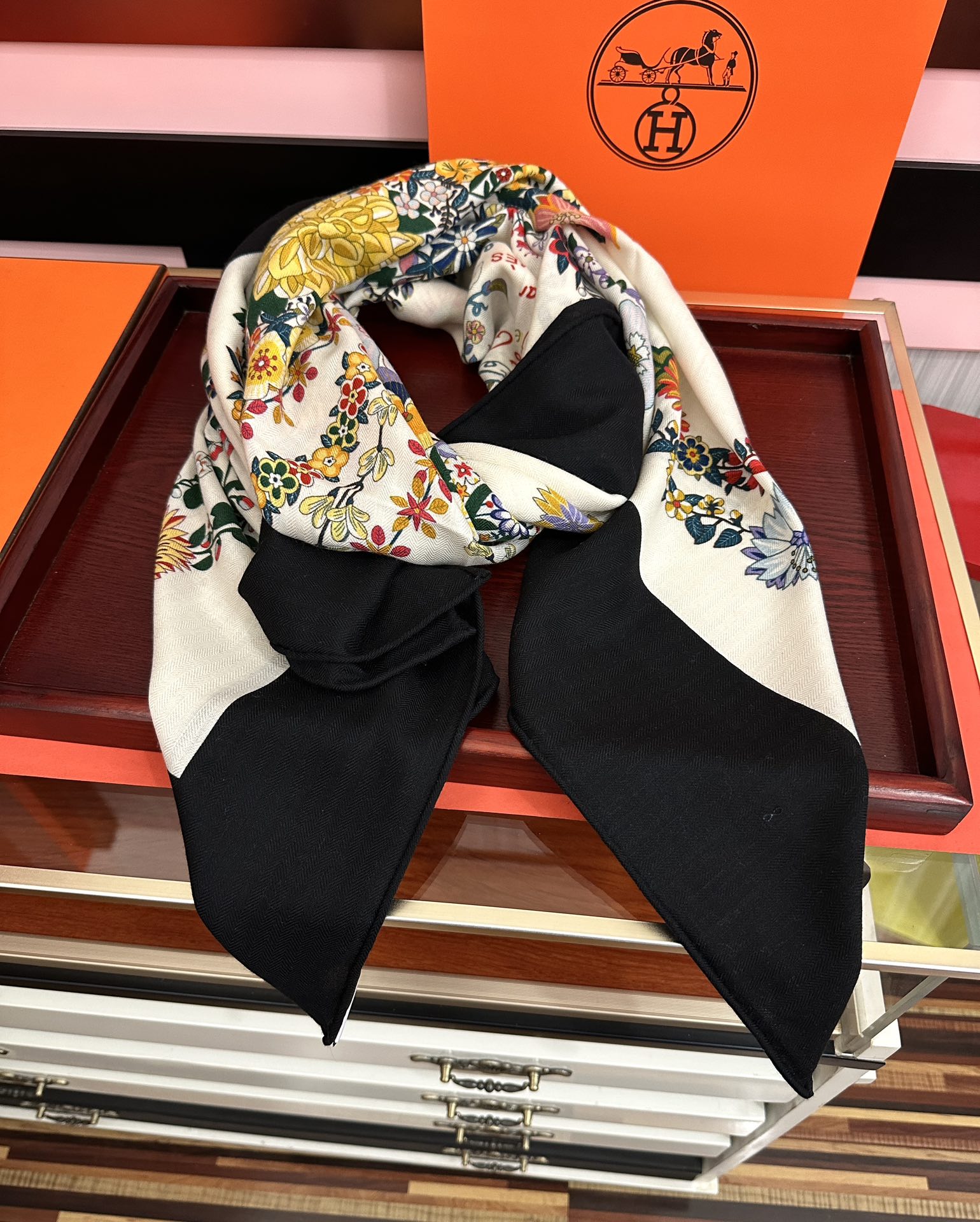 。 爱马仕 ZG同步[太阳]2025今年的新款，我就不推荐了回头分享一下部分复刻款的老款信息资料供大家参