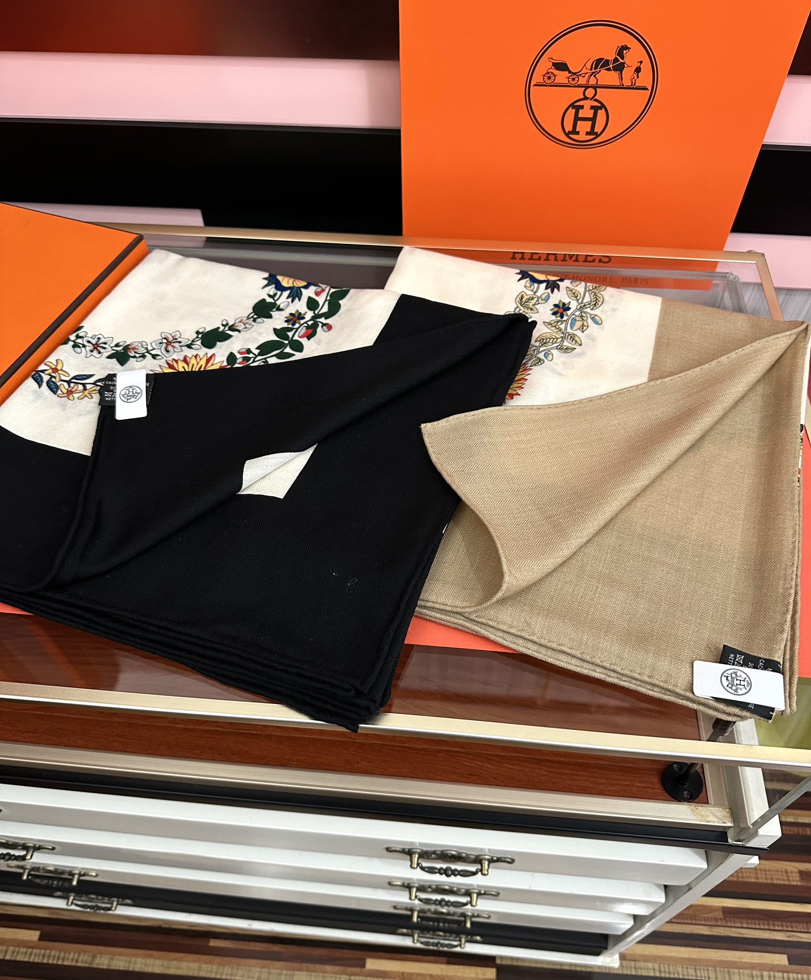 。 爱马仕 ZG同步[太阳]2025今年的新款，我就不推荐了回头分享一下部分复刻款的老款信息资料供大家参