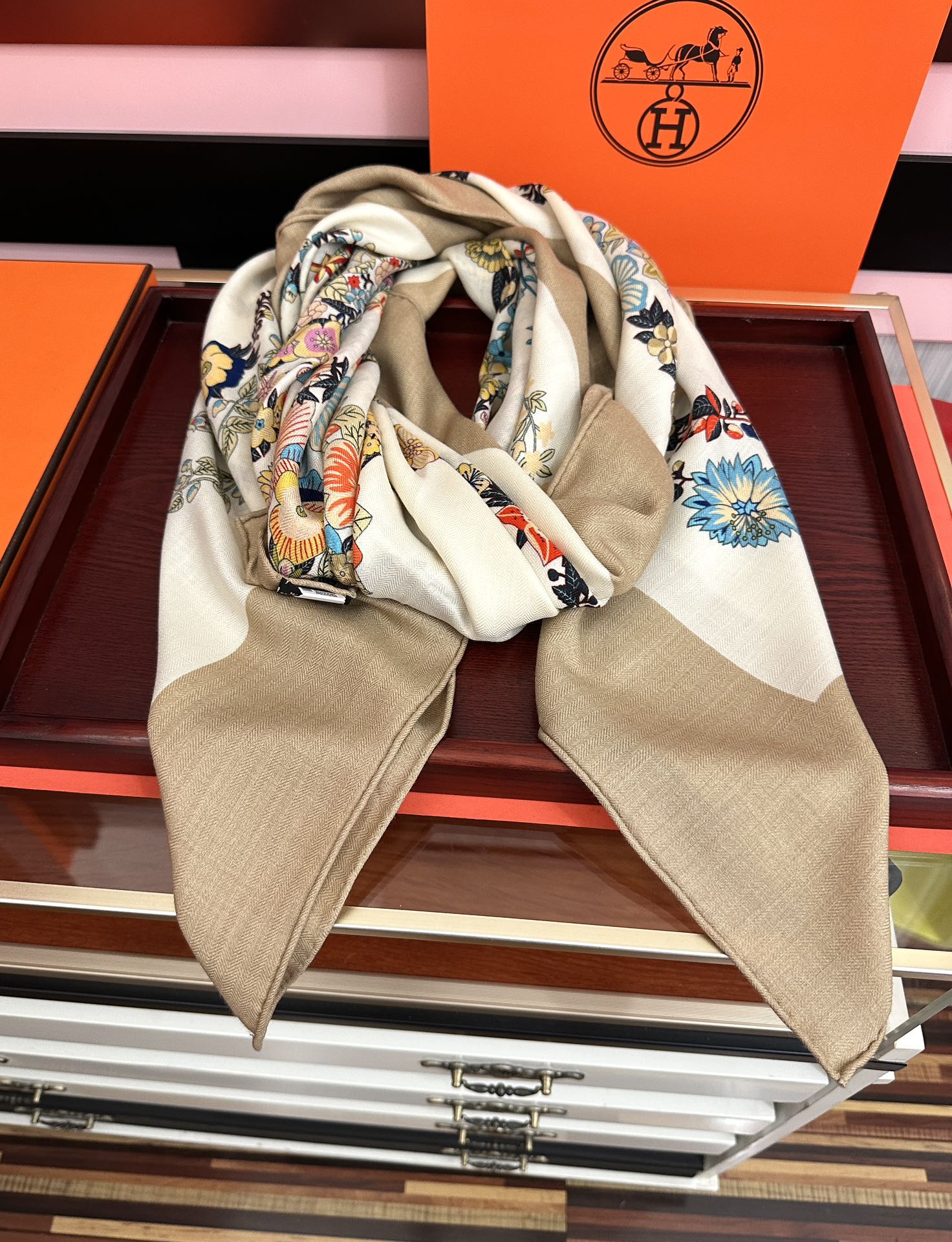 。 爱马仕 ZG同步[太阳]2025今年的新款，我就不推荐了回头分享一下部分复刻款的老款信息资料供大家参