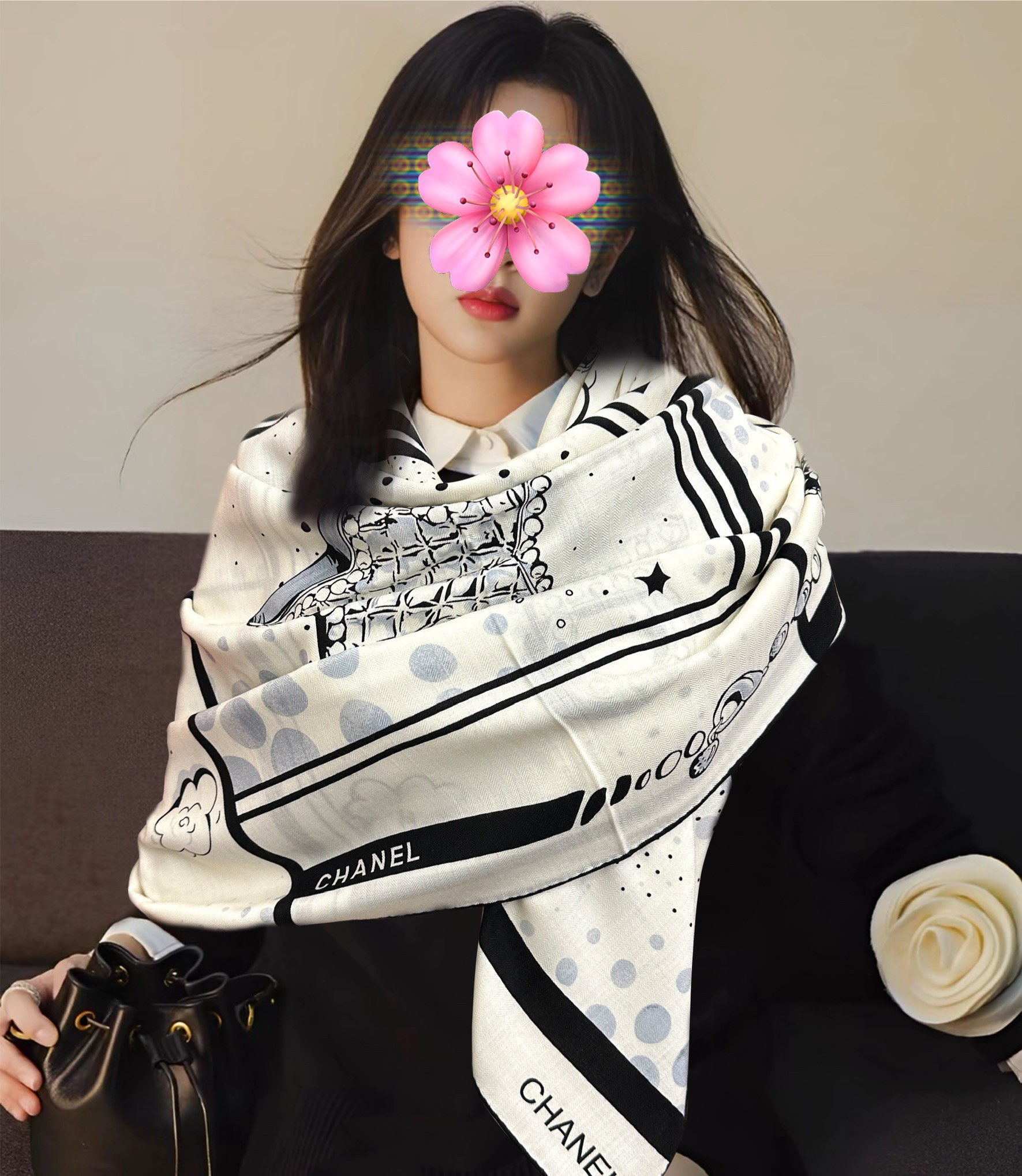 NO:603750,The new 2025 Chanel is so beautiful [double-sided same color] [gift] ~ temperament to the core [color] Grandma Xiang’s new season fabrics are super high-end, really super soft, silky smooth [sun] strong toughness and not easy to be snagged! This year's new series ~ I'm really impressed by the design. [Strong] A small fragrant silk scarf [Color] gives you the best match [Lip] The upper body effect is simply elegant and temperamental [Gift] Very smart. Layered and elegant texture. [Celebration] Fragrant powder must be used [Hair] Upper body effect Needless to say, it’s so beautiful (it feels better when paired with clothes, shoes and bags) [Beer] is definitely more beautiful in person [Strong] Classic black and white [Sun] Size 140x140, material 30 silk cashmere, 2-color high version scarf, high version scarf, chanel, real silk19860909新款 2025 香奈儿 太美了【双面同色】[礼物]~气质到骨子里[色]香奶奶新一季的面料超高级,真心超级柔软,丝丝顺滑[太阳]韧性很强 不容易被轻易勾丝！今年新出的系列~真的被这样的设计美到[强]一条小香的丝巾[色]给你最好的搭配[嘴唇]上身效果简直优雅气质到不行[礼物]非常灵动.层次优雅质感.[庆祝]香粉必入[發]上身效果真的不用多说的美(搭配服饰鞋包更有感觉)[啤酒]实物绝对更美[强]经典黑白色[太阳]尺寸140x140、材质30真丝丝羊绒,2色高版本围巾,高版本围巾,chanel,real silk,scarf
