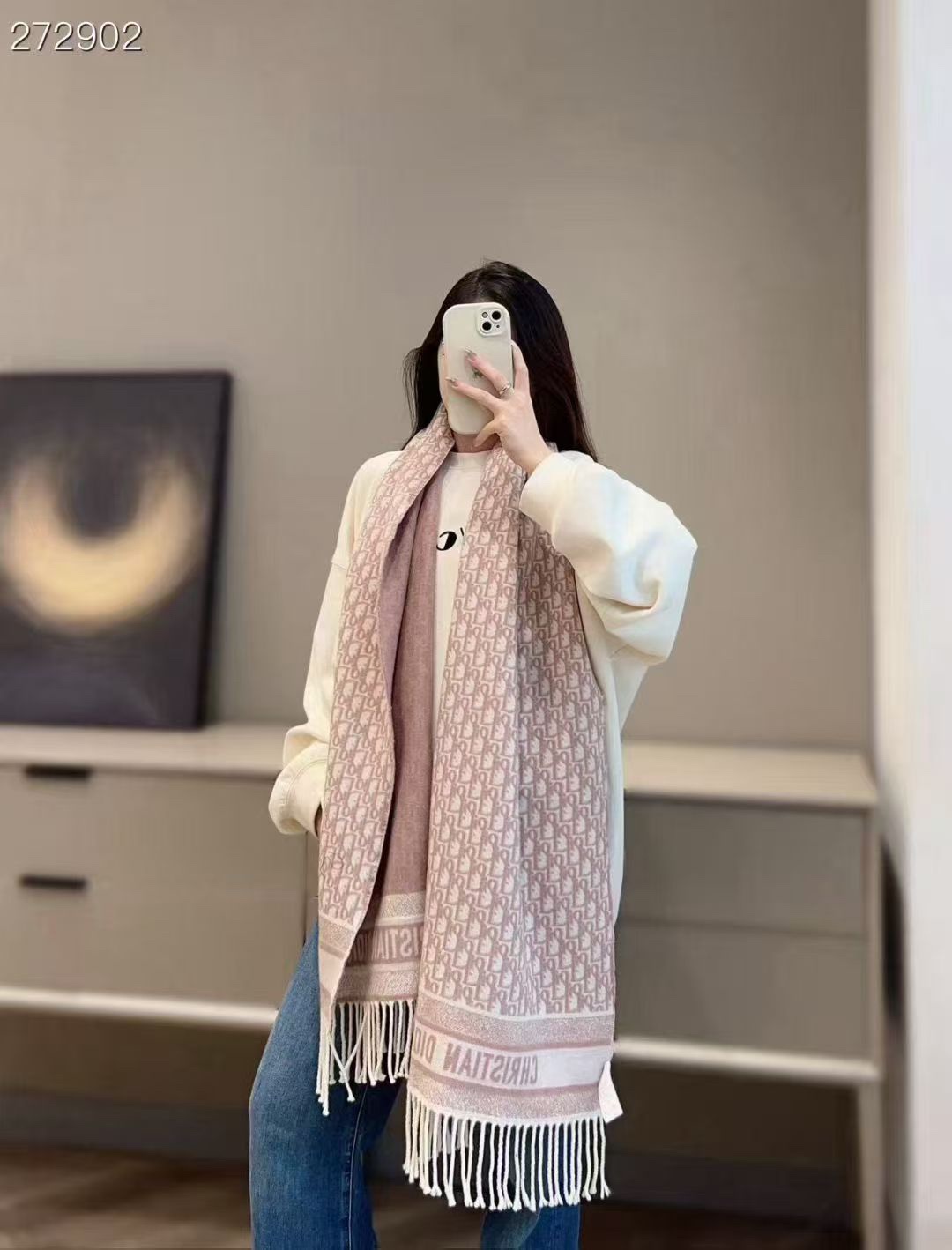 NO:603751,High Edition Good Quality (Dior) Latest Style · [Celebration] This Oblique print scarf reinterprets the classic Dior logo [Proud] Highlights the modern spirit [Gift] Crafted in navy blue cashmere, double-sided design, one side is solid color, the other is decorated with Dior's classic Oblique print [Strong] Long design, decorated with contrasting tonal 'CHRISTIAN'  DIOR' signature jacquard strips and tassel trim, can be worn around the neck or draped over the shoulders [Celebration] Gray Oblique print Double-sided design, gray and Oblique print 'CHRISTIAN DIOR' signature strips Tassel decoration Cashmere Made in Italy [Delight] Size 45x200, material cashmere, 3-color high version scarf, high version scarf, dior, dior19860909高版本 好质量（迪奥）最新款 ·[庆祝]这款 Oblique 印花围巾重新诠释 Dior 经典标识[得意]彰显现代精神[礼物]采用海军蓝色山羊绒精心制作,双面设计,一面采用纯色,另一面饰以 Dior 经典的 Oblique 印花[强]长款设计,饰以对比鲜明的同色调“CHRISTIAN DIOR”标志提花条形图案和流苏饰边,可围在颈部或披在肩部[庆祝] 灰色 Oblique 印花 双面设计,灰色和 Oblique 印花 “CHRISTIAN DIOR”标志条形图案 流苏装饰 山羊绒 意大利制造[得意]尺寸45x200,材质山羊绒,3色高版本围巾,高版本围巾,dior,dior,scarf