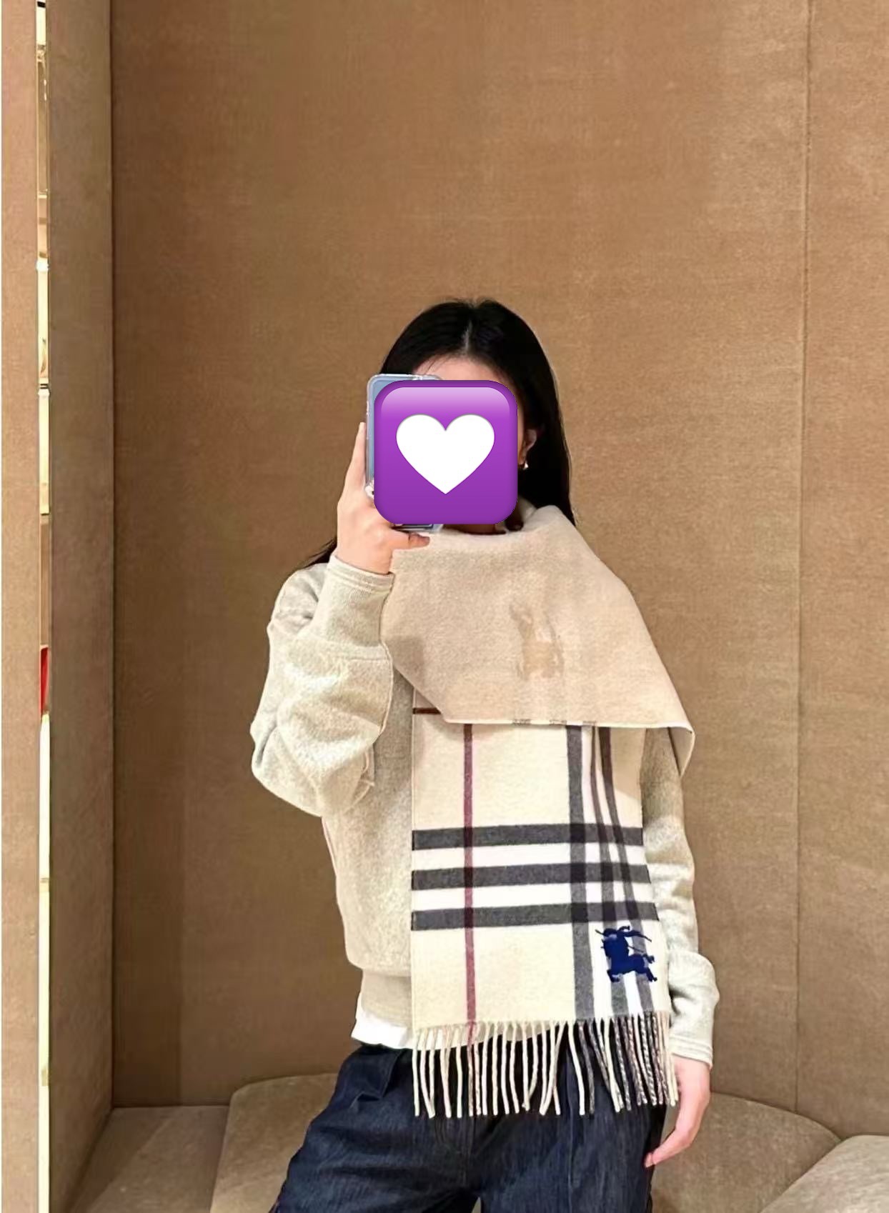 NO:603772,New Burberry double-sided embroidered printed jacquard [celebration] high-density double-sided cashmere plaid scarf. Ultra-difficult craftsmanship. No ordinary copy can do it. Original plate. Exquisite details. What you see is what you get. Best choice for gifts. Classic color matching. Accommodates all styles. Delicate touch. Soft and waxy like baby skin. Size 30x160. Material: cashmere, 2-color high version scarf, high version scarf, burberry.19860909新款巴宝利双面刺绣印花提花[庆祝] 大密度双面羊绒格子围巾 超高难度工艺 绝非一般copy能做 原版开板 精致无比的细节所见即所得 送礼自留最佳选择 经典配色 容纳的下所有风格 触感细腻 如婴儿皮肤般软糯 尺寸30x160 材质 羊绒、2色高版本围巾,高版本围巾,burberry,scarf