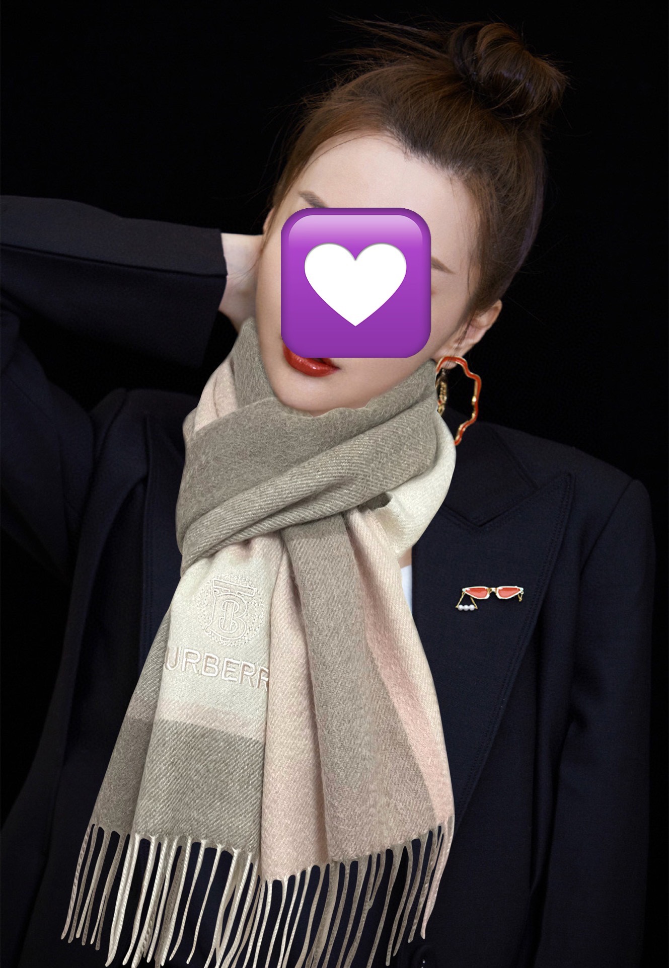 NO:603545,90 Cashmere. Burberry uses Inner Mongolia's top cashmere. The latest unisex couple model is highly recommended. Classic plaid, timeless, very warm, soft and skin-friendly, does not tie the neck. The classic Burberry plaid design is so beautiful. Hurry up and get it. Unisex model. Men and women can each choose their favorite color. Material cashmere, size 32x high version scarf, high version scarf, burberry1986090990山羊绒 巴宝莉采用内蒙古顶级山羊绒,最新款男女通用情侣款重磅推荐 经典的格子,永不过时非常保暖柔软亲肤,不扎脖经典巴宝莉格纹设计太美了赶紧下手吧中性款男女各自选择自己中意的颜色,材质山羊绒,尺寸32x高版本围巾,高版本围巾,burberry,scarf