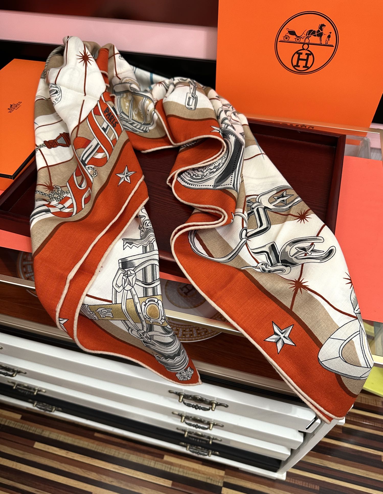 。新款 爱马仕 官网同步【星辰合唱曲】2025秋冬新款[爱心]新一季丝巾采购清单估计各位养马人们已经列好