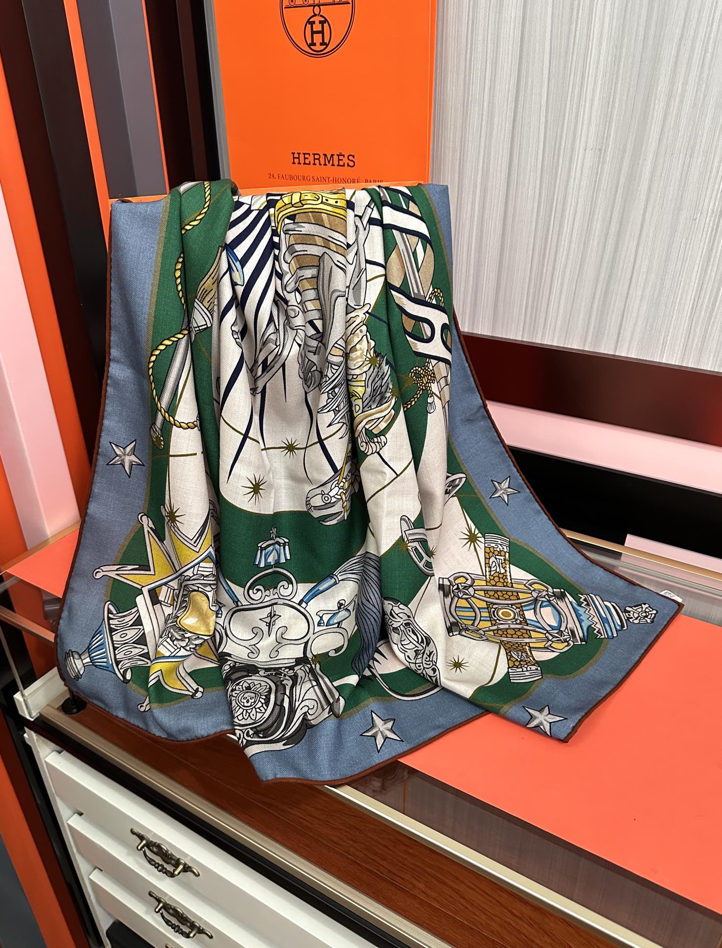 。新款 爱马仕 官网同步【星辰合唱曲】2025秋冬新款[爱心]新一季丝巾采购清单估计各位养马人们已经列好