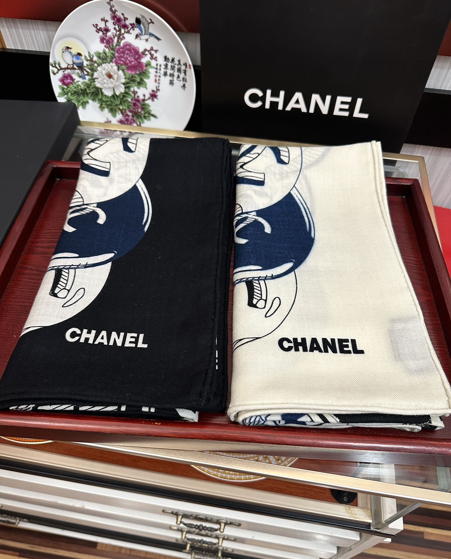 。香奈儿 【双面同色】经典双C优雅Coco风[礼物]~气质到骨子里[色]香奶奶新一季的面料超高级，真心超