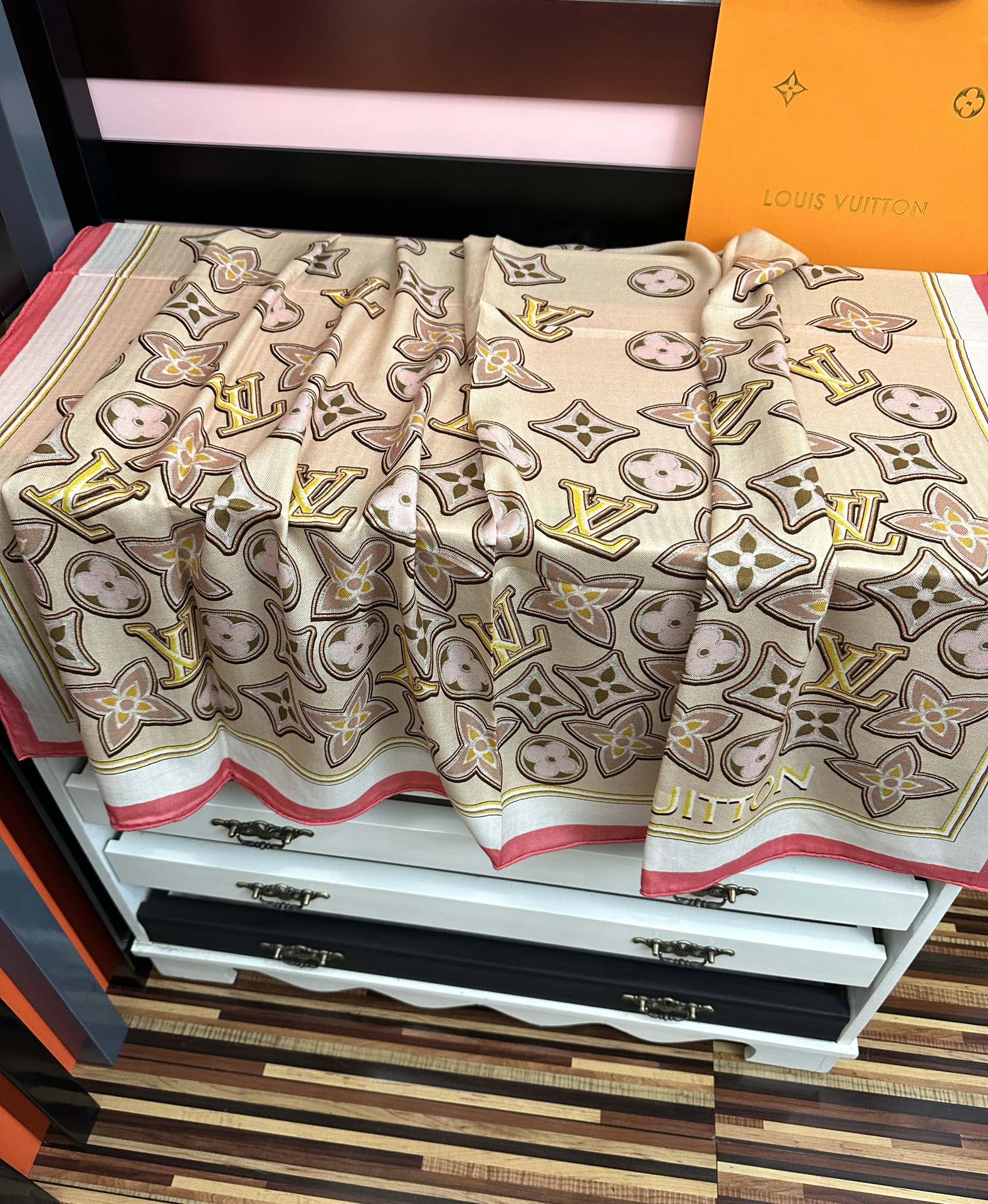 新款 ❤️LV 2025经典优雅[礼物]~气质到骨子里[色]新一季的面料超高级，真心超级柔软，丝丝顺滑[