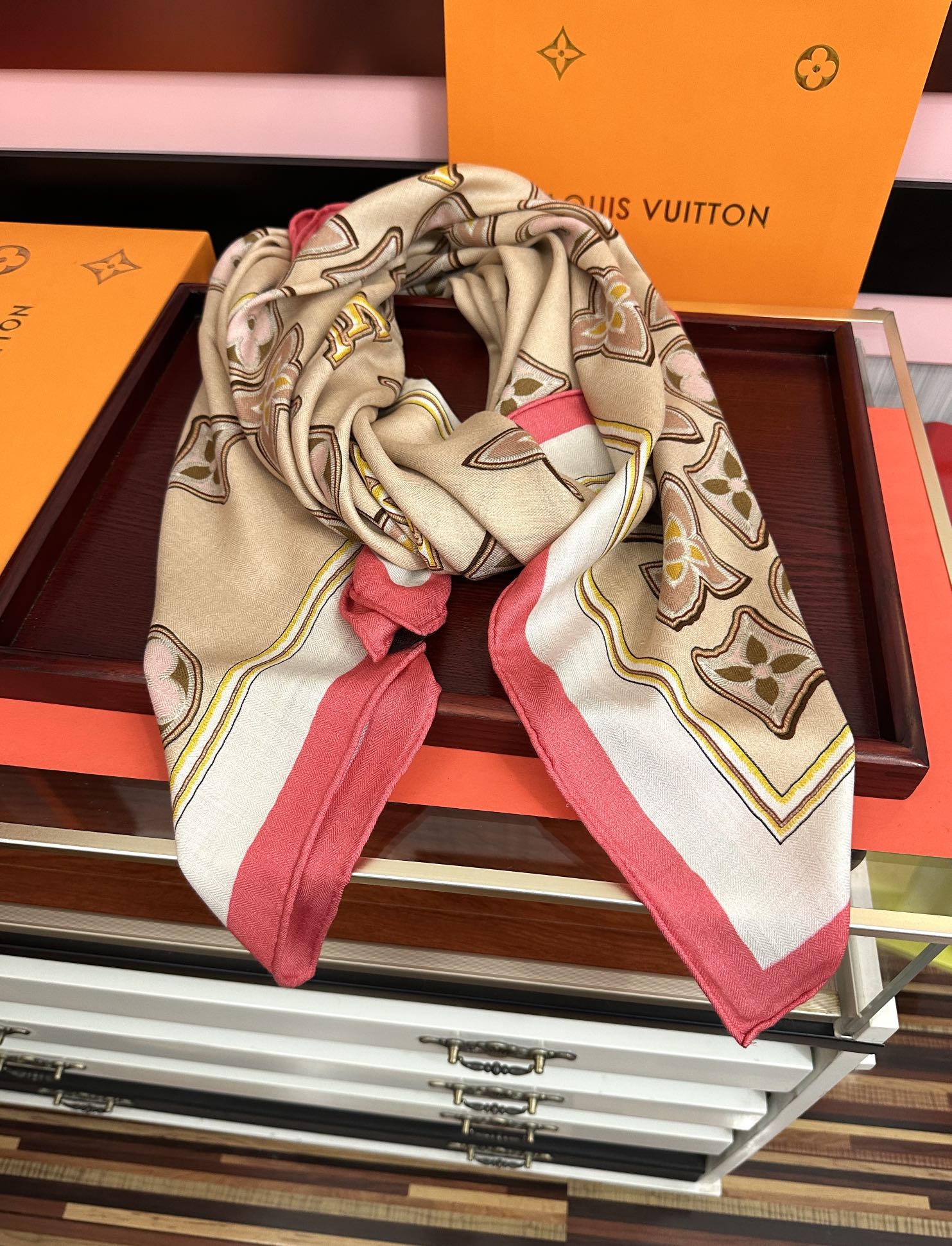 新款 ❤️LV 2025经典优雅[礼物]~气质到骨子里[色]新一季的面料超高级，真心超级柔软，丝丝顺滑[