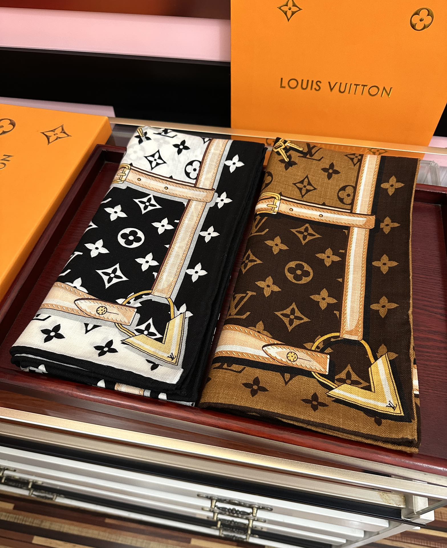 上新❤️LV 2025【双面同色热】永远都是那么经典优雅[礼物]~气质到骨子里[色]新一季的面料超高级，