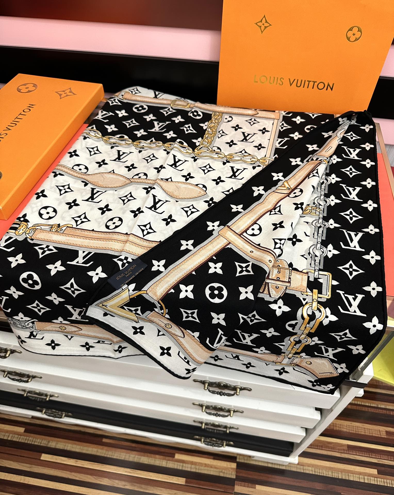 上新❤️LV 2025【双面同色热】永远都是那么经典优雅[礼物]~气质到骨子里[色]新一季的面料超高级，