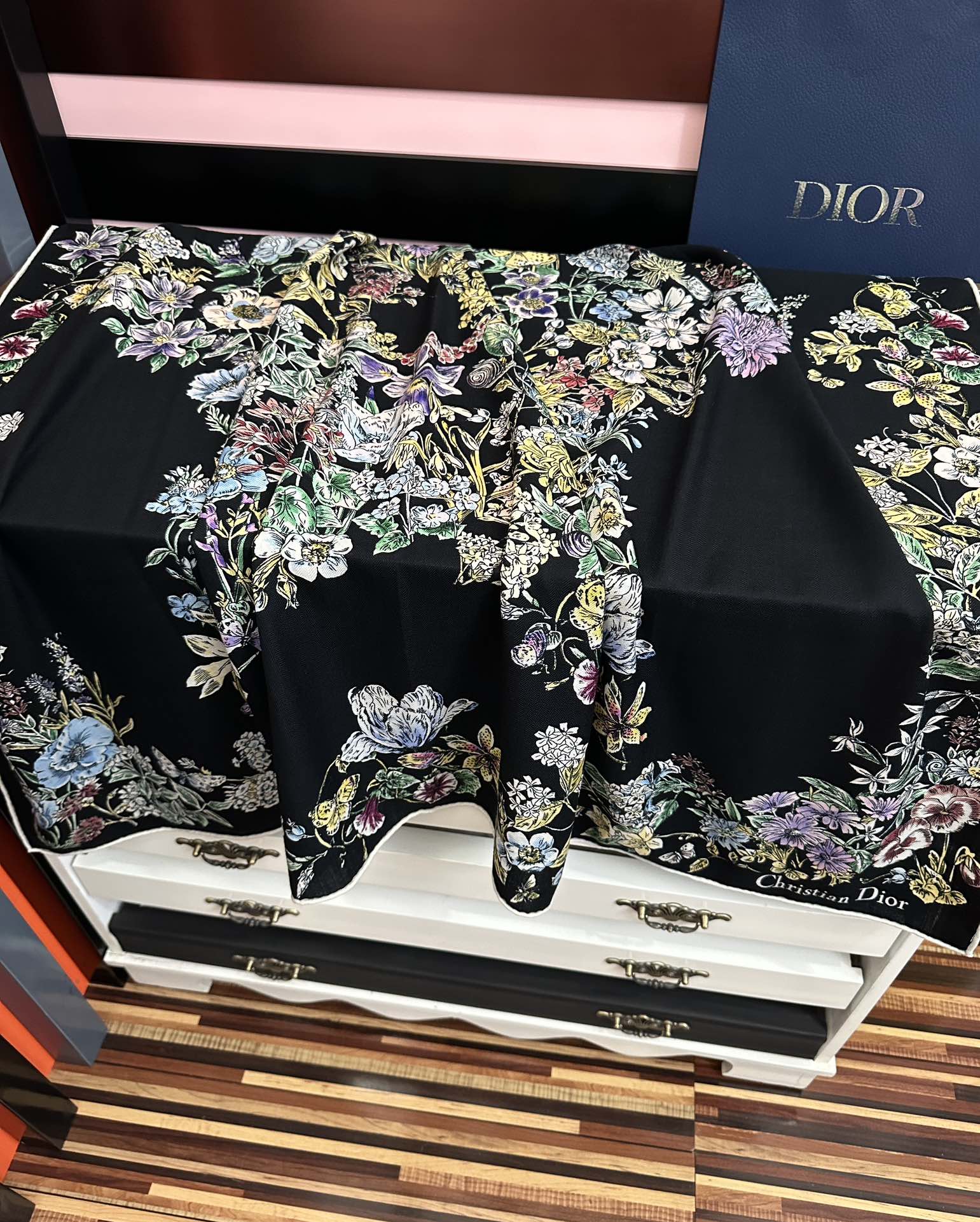 。新款Dior 双面丝毛印花方巾[礼物]这款方巾以 Star 图案呈现 D的幸运星[庆祝]通过该系列的精