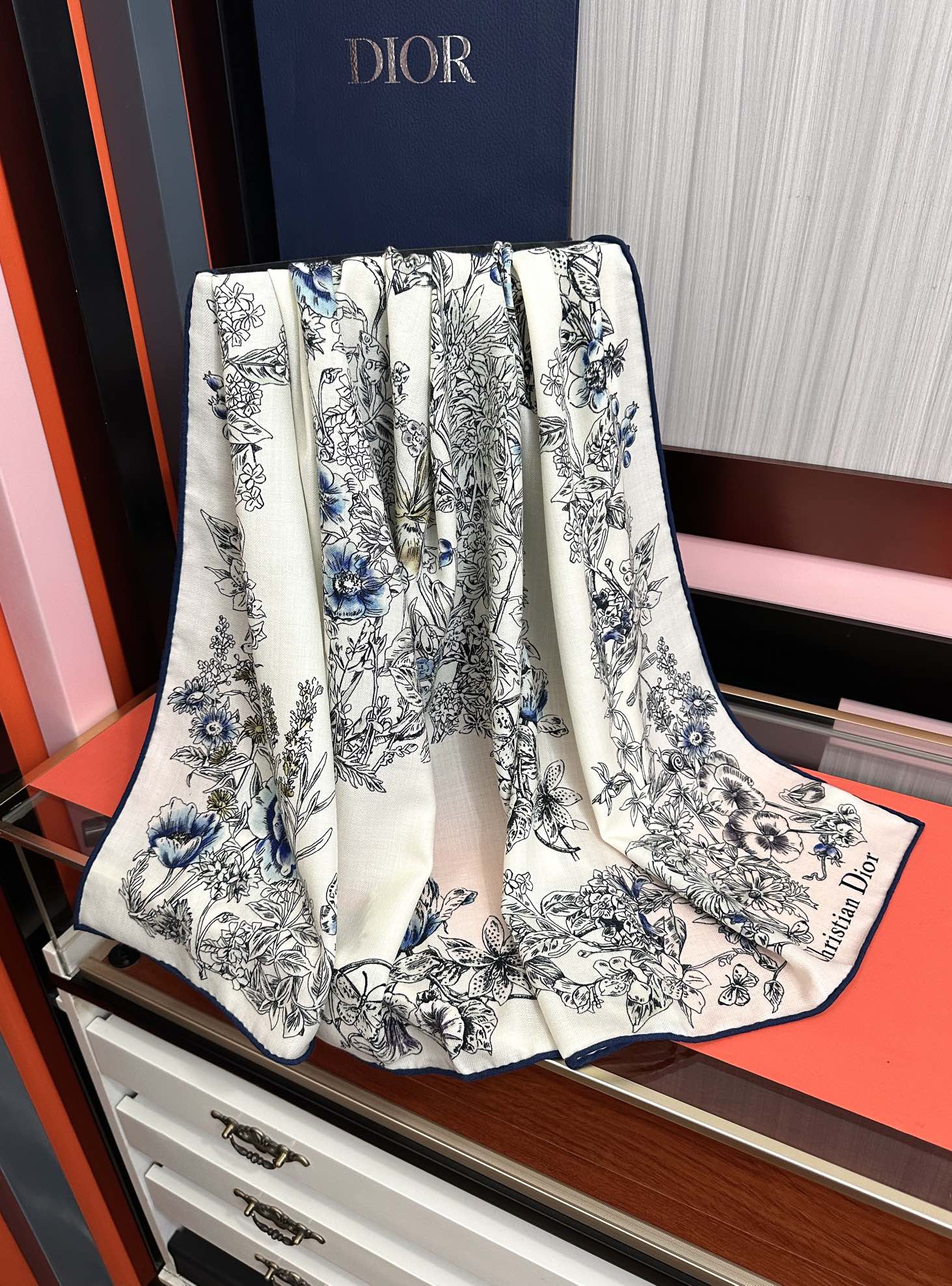 。新款Dior 双面丝毛印花方巾[礼物]这款方巾以 Star 图案呈现 D的幸运星[庆祝]通过该系列的精