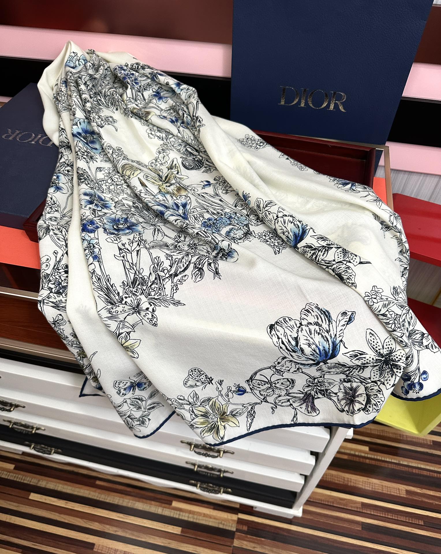 。新款Dior 双面丝毛印花方巾[礼物]这款方巾以 Star 图案呈现 D的幸运星[庆祝]通过该系列的精