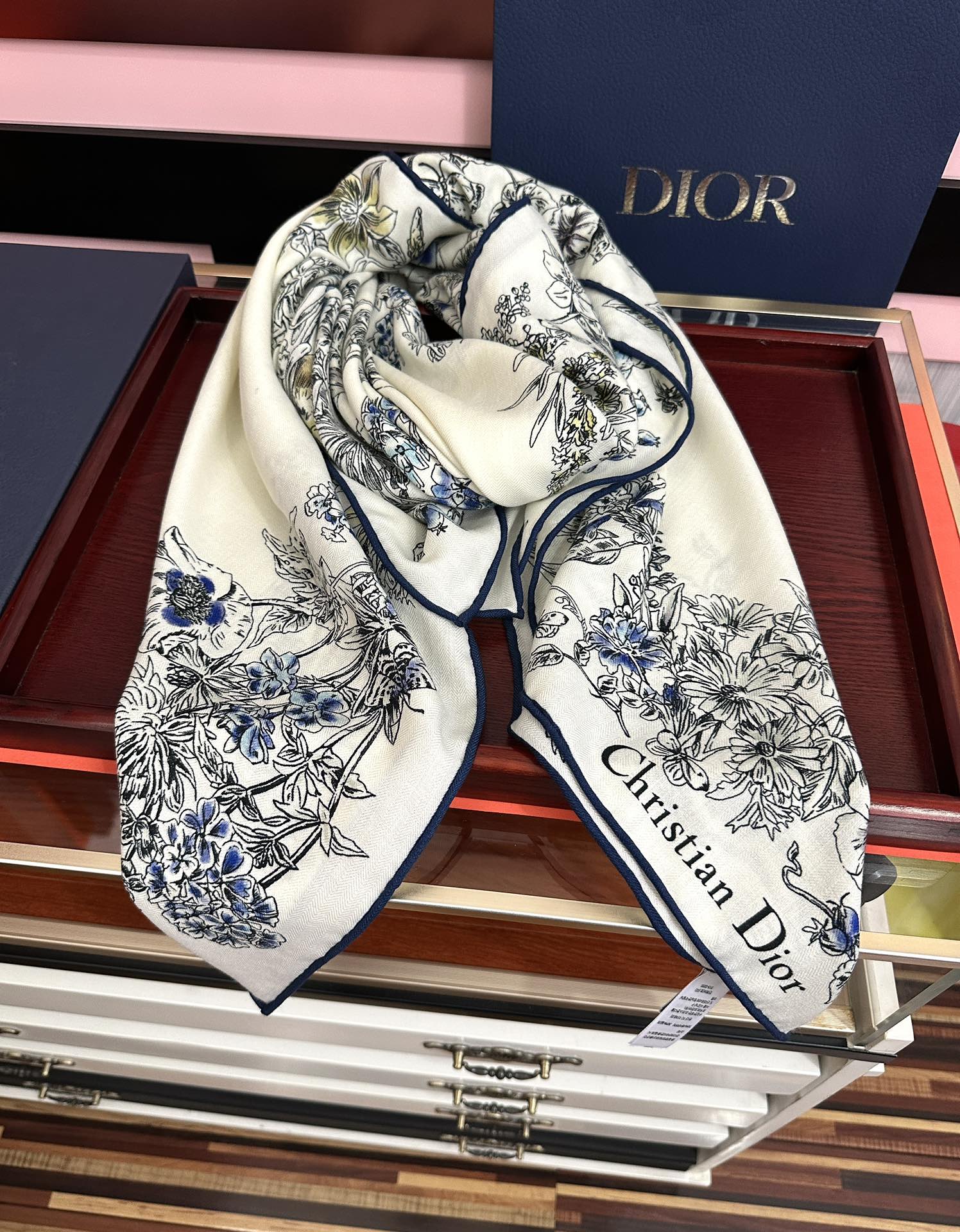 。新款Dior 双面丝毛印花方巾[礼物]这款方巾以 Star 图案呈现 D的幸运星[庆祝]通过该系列的精