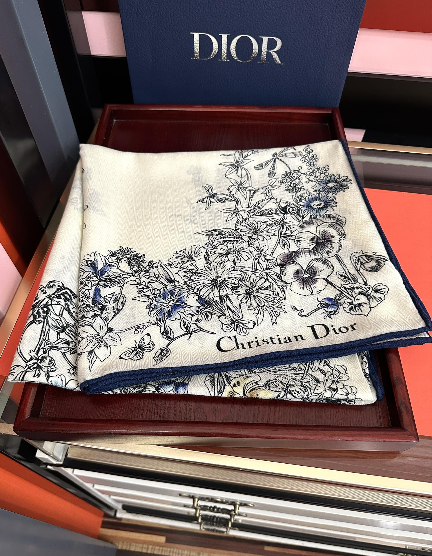 。新款Dior 双面丝毛印花方巾[礼物]这款方巾以 Star 图案呈现 D的幸运星[庆祝]通过该系列的精