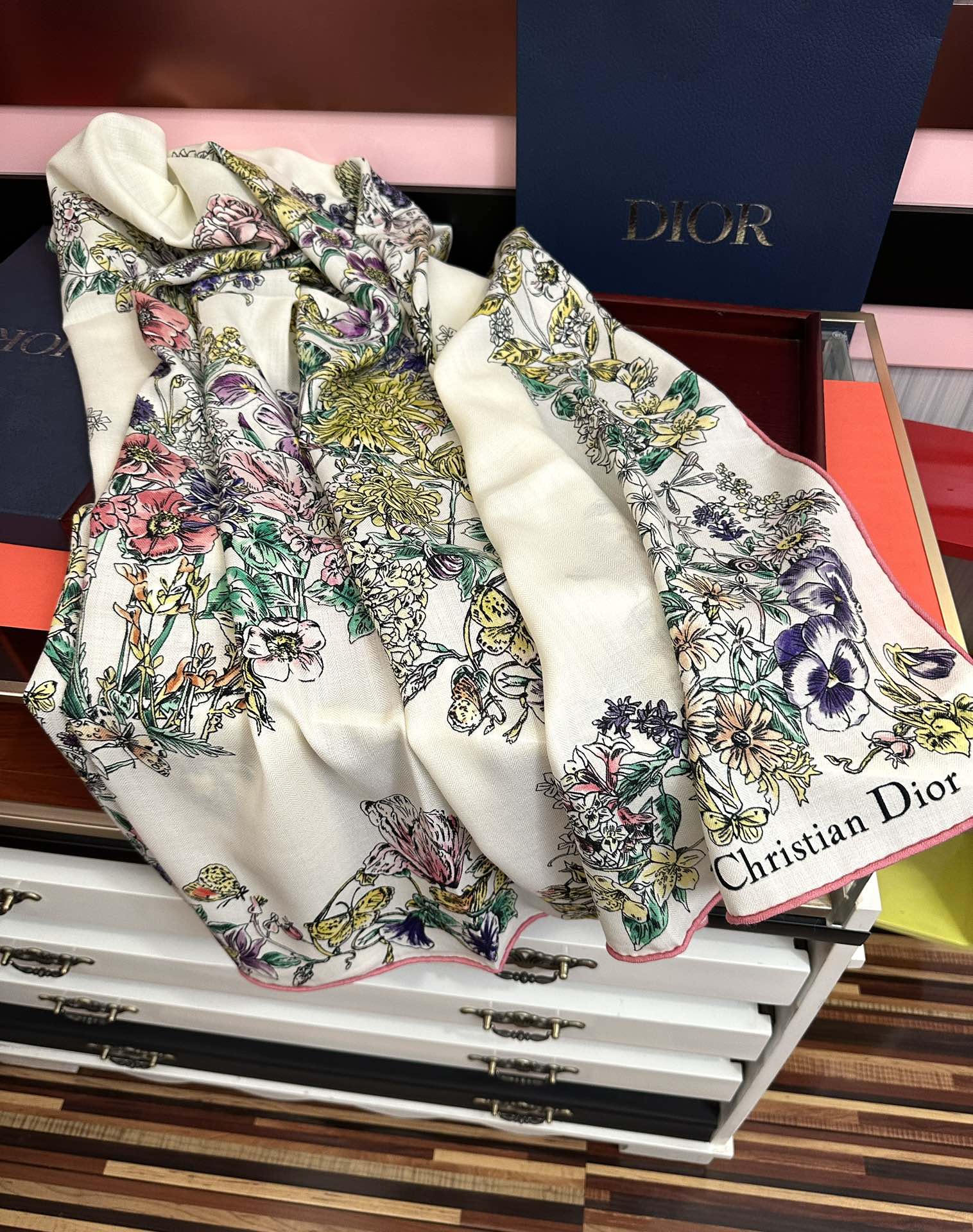 。新款Dior 双面丝毛印花方巾[礼物]这款方巾以 Star 图案呈现 D的幸运星[庆祝]通过该系列的精