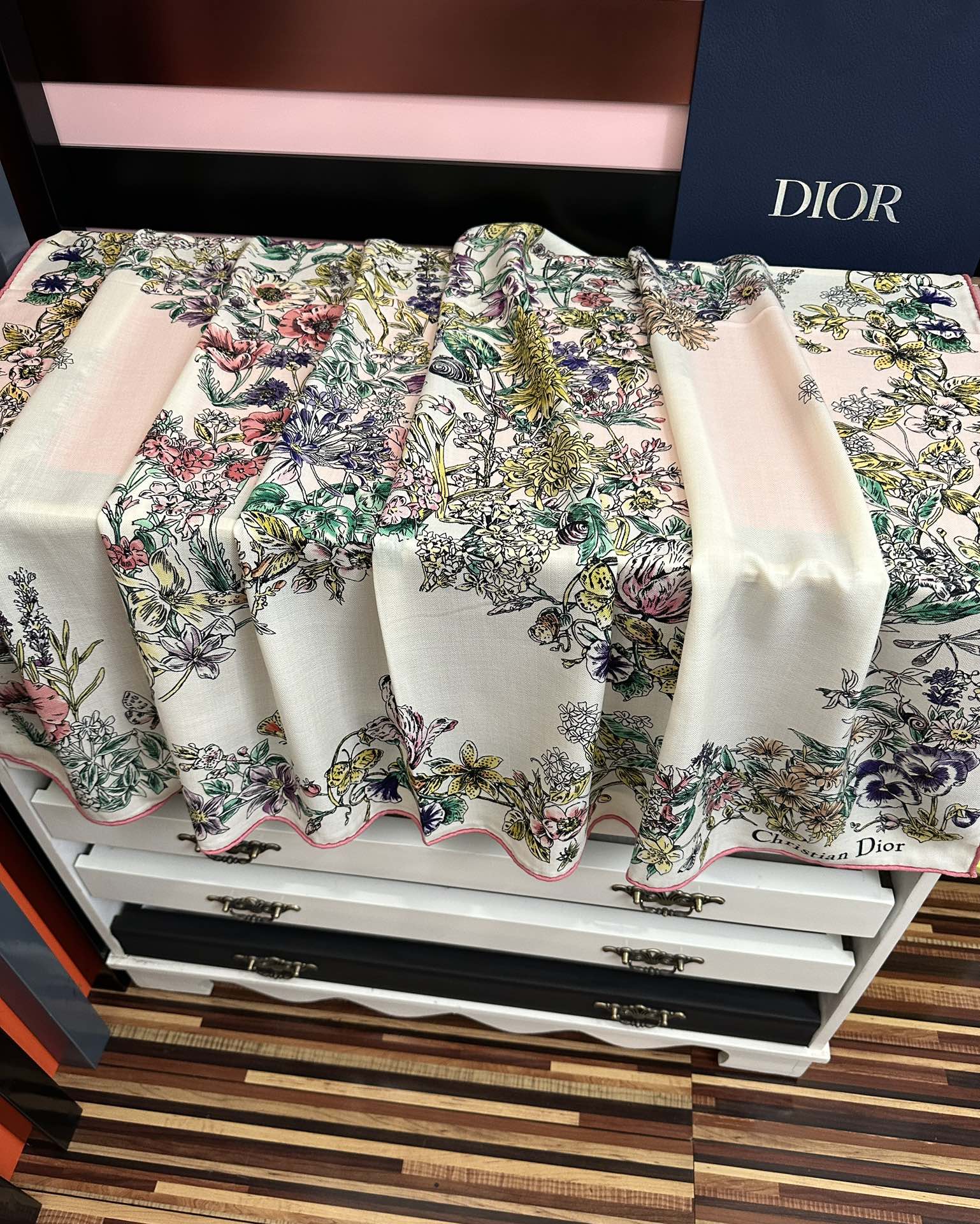 。新款Dior 双面丝毛印花方巾[礼物]这款方巾以 Star 图案呈现 D的幸运星[庆祝]通过该系列的精