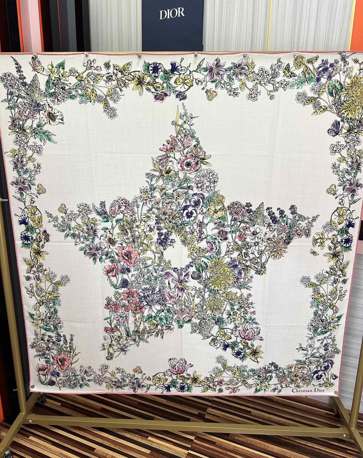 。新款Dior 双面丝毛印花方巾[礼物]这款方巾以 Star 图案呈现 D的幸运星[庆祝]通过该系列的精