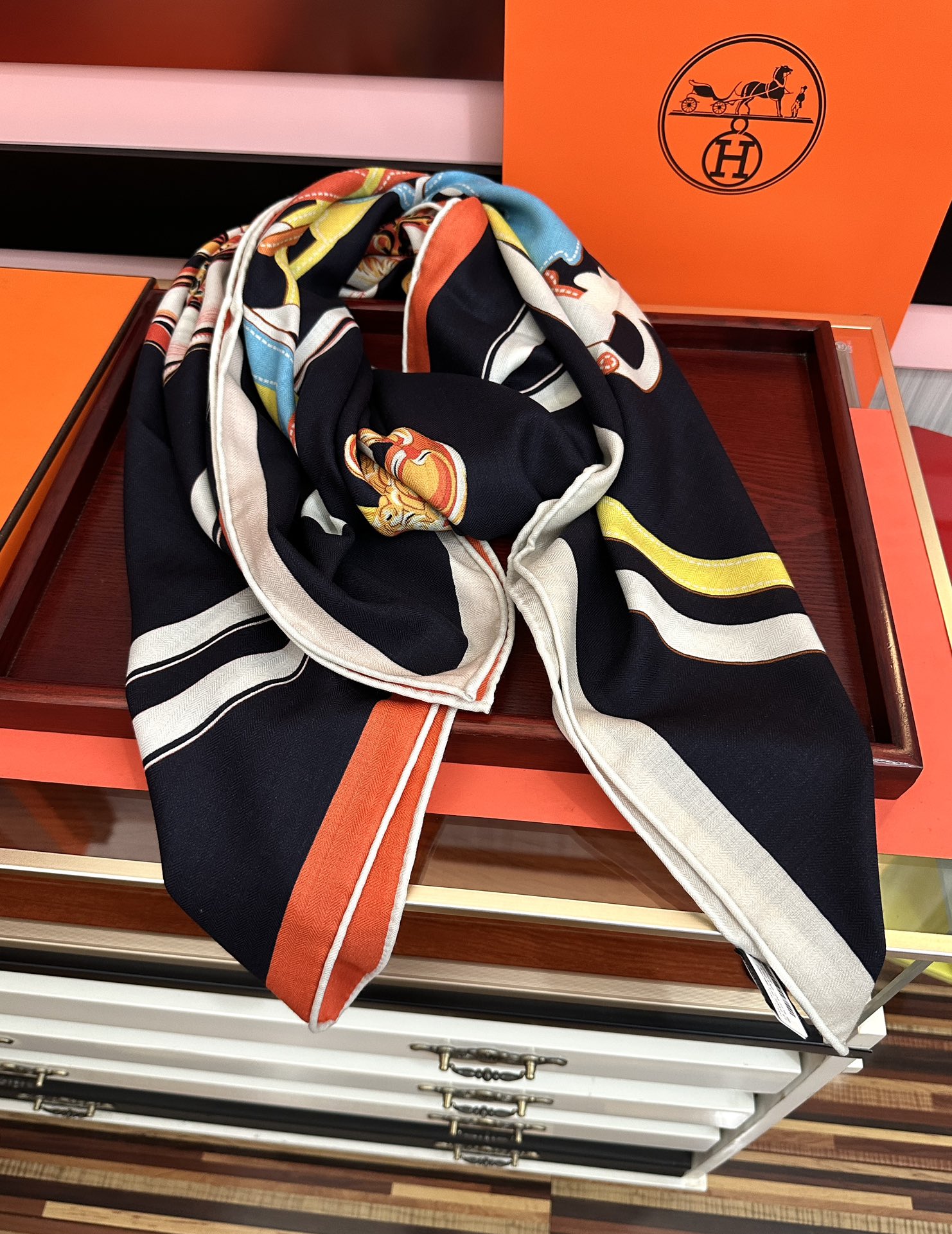 新款。爱马仕 ZG同步秋冬新款[爱心]新一季丝巾采购清单估计各位养马人们已经列好了[太阳]我就不推荐了回