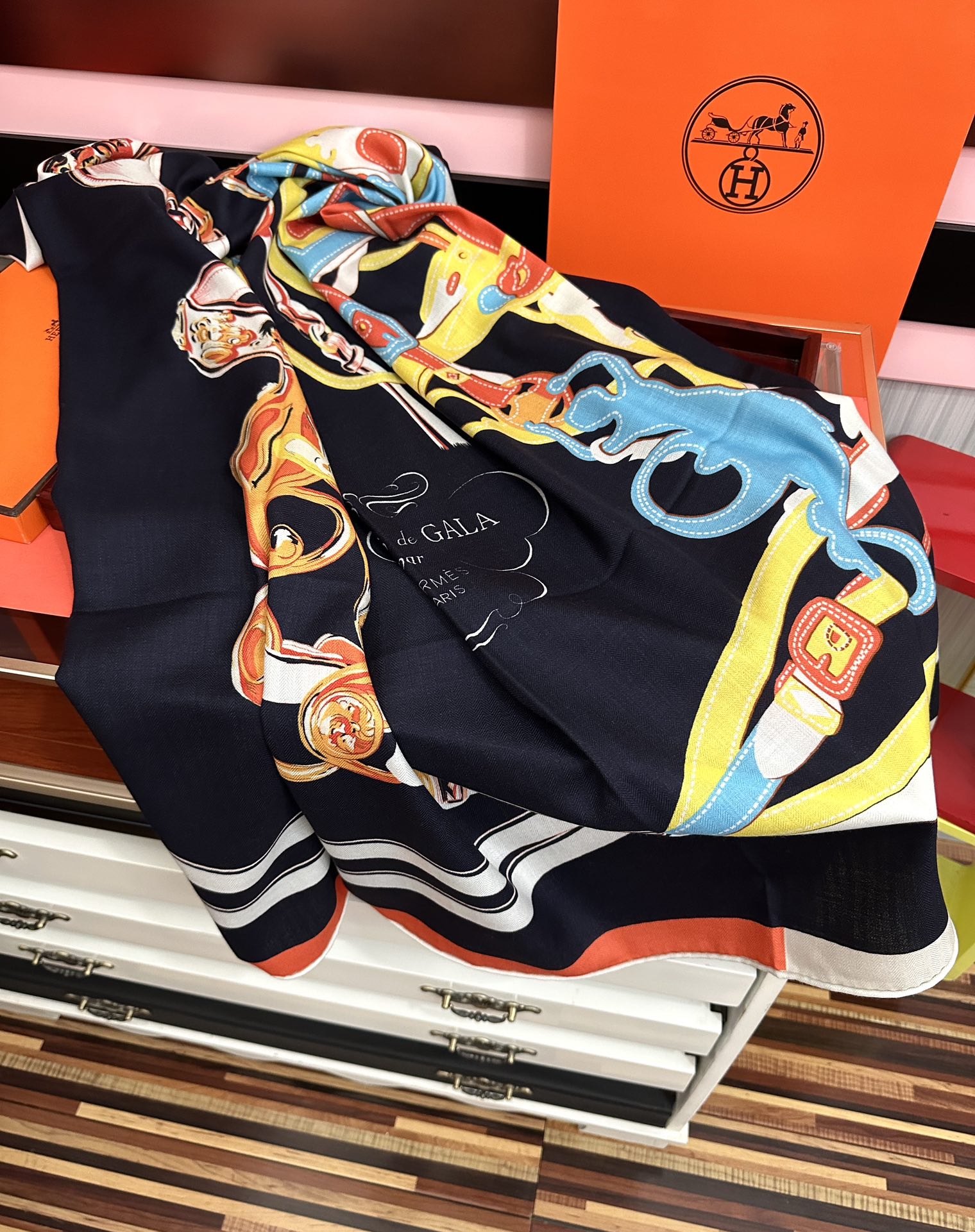 新款。爱马仕 ZG同步秋冬新款[爱心]新一季丝巾采购清单估计各位养马人们已经列好了[太阳]我就不推荐了回