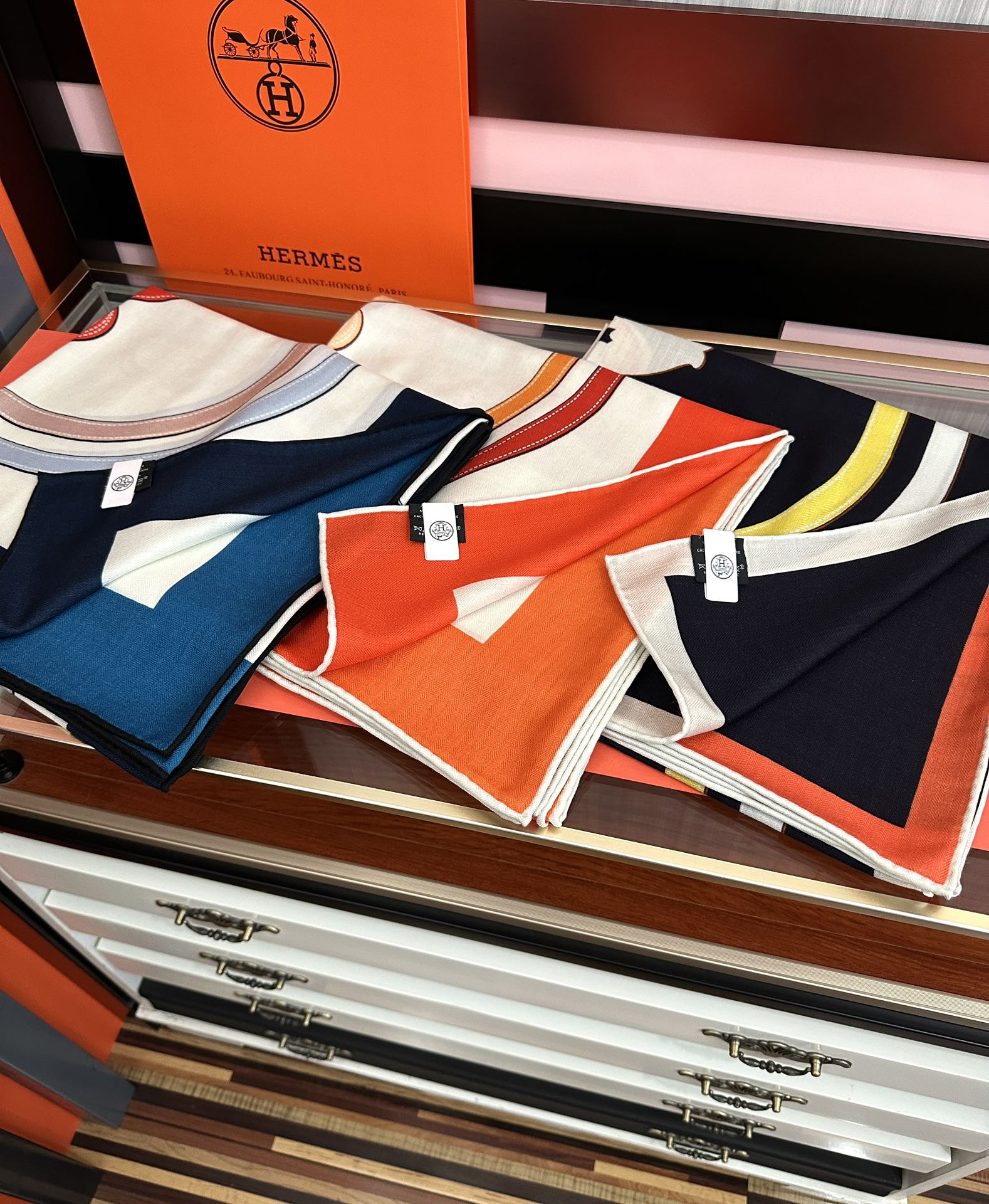 新款。爱马仕 ZG同步秋冬新款[爱心]新一季丝巾采购清单估计各位养马人们已经列好了[太阳]我就不推荐了回