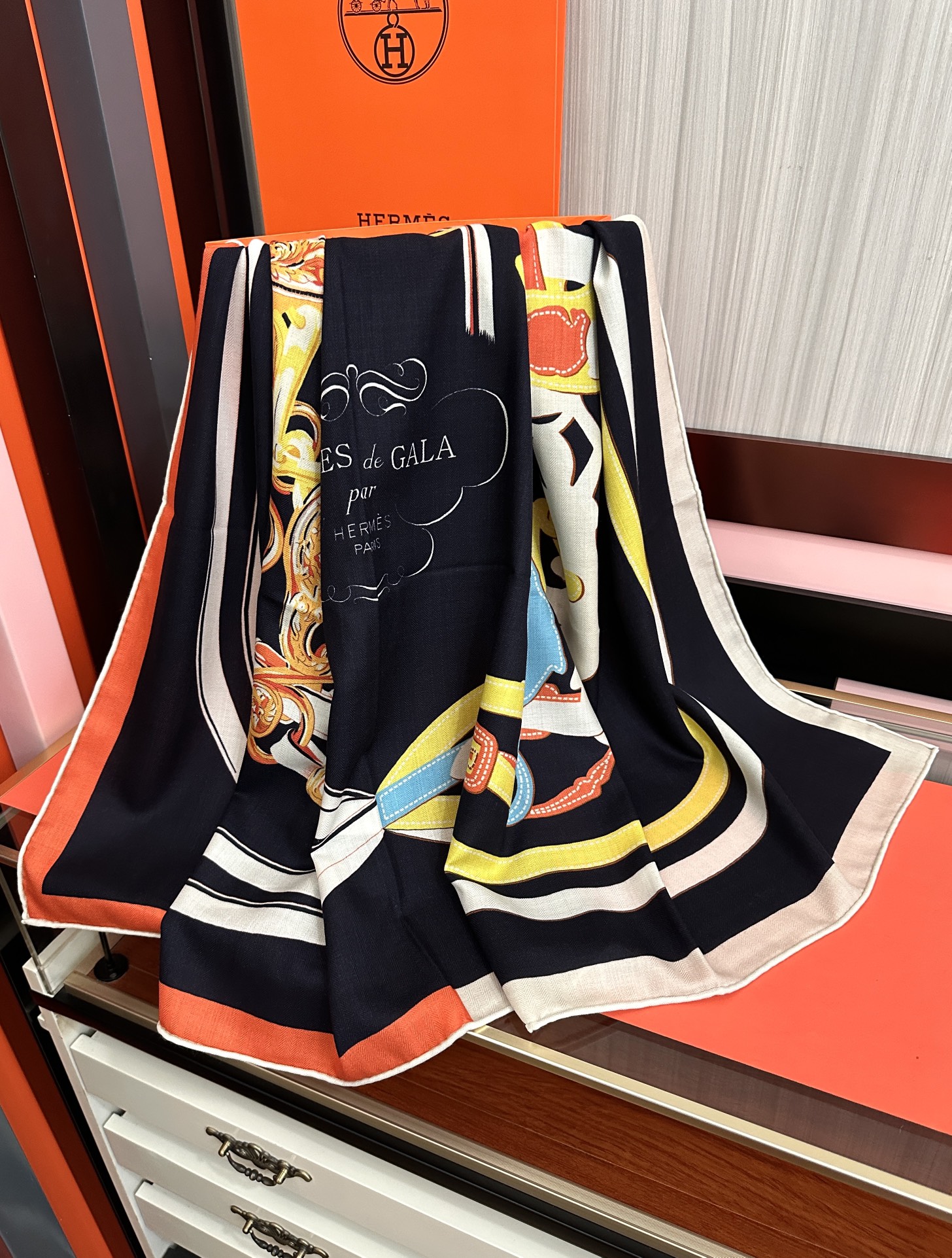 新款。爱马仕 ZG同步秋冬新款[爱心]新一季丝巾采购清单估计各位养马人们已经列好了[太阳]我就不推荐了回