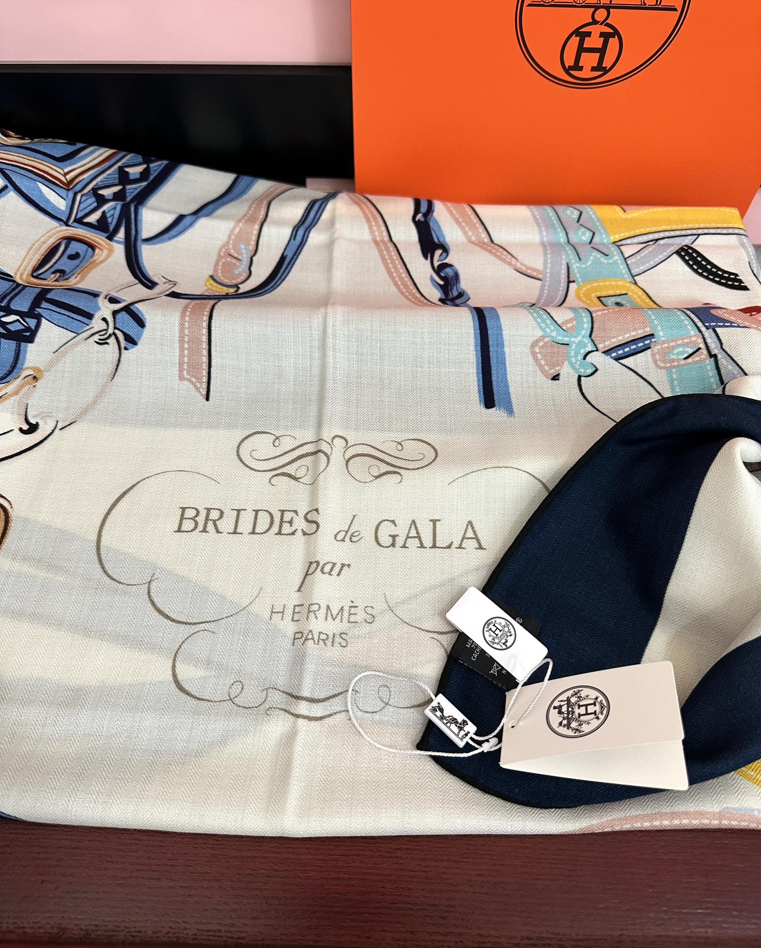 新款。爱马仕 ZG同步秋冬新款[爱心]新一季丝巾采购清单估计各位养马人们已经列好了[太阳]我就不推荐了回