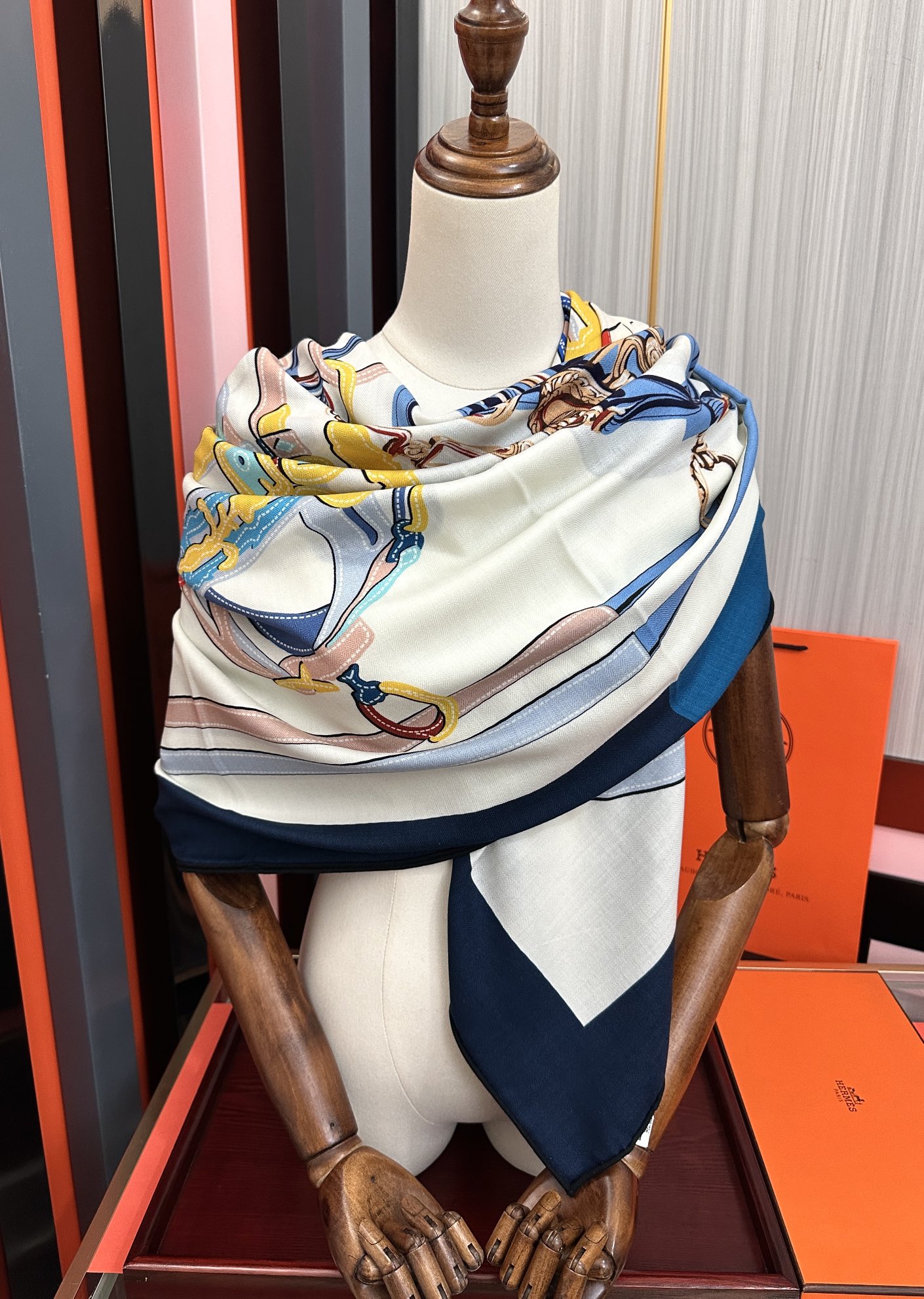 新款。爱马仕 ZG同步秋冬新款[爱心]新一季丝巾采购清单估计各位养马人们已经列好了[太阳]我就不推荐了回