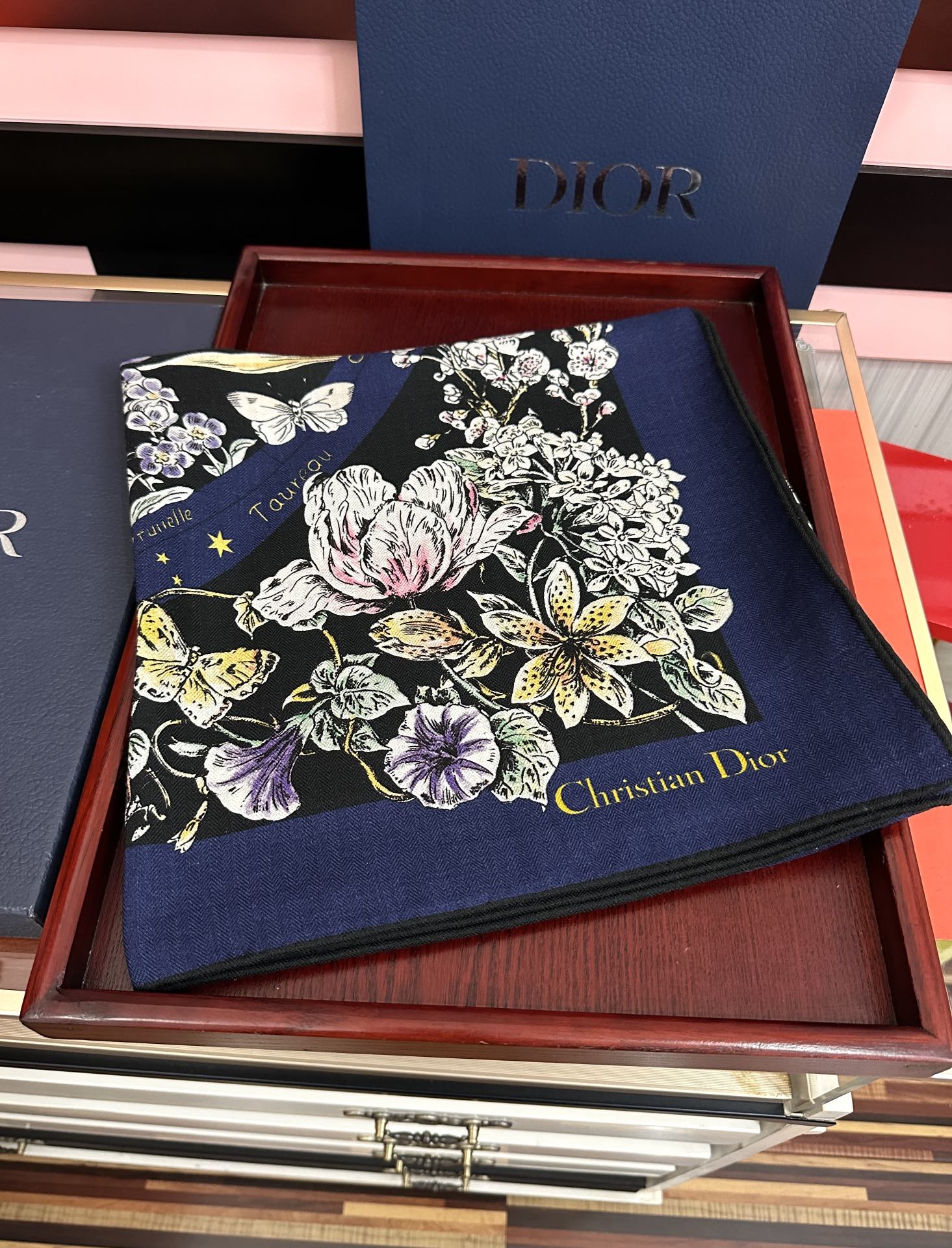 上新❤️迪奥 2025【花奔系列双面同色】经典优雅[礼物]~气质到骨子里[色]新一季的面料超高级，真心超