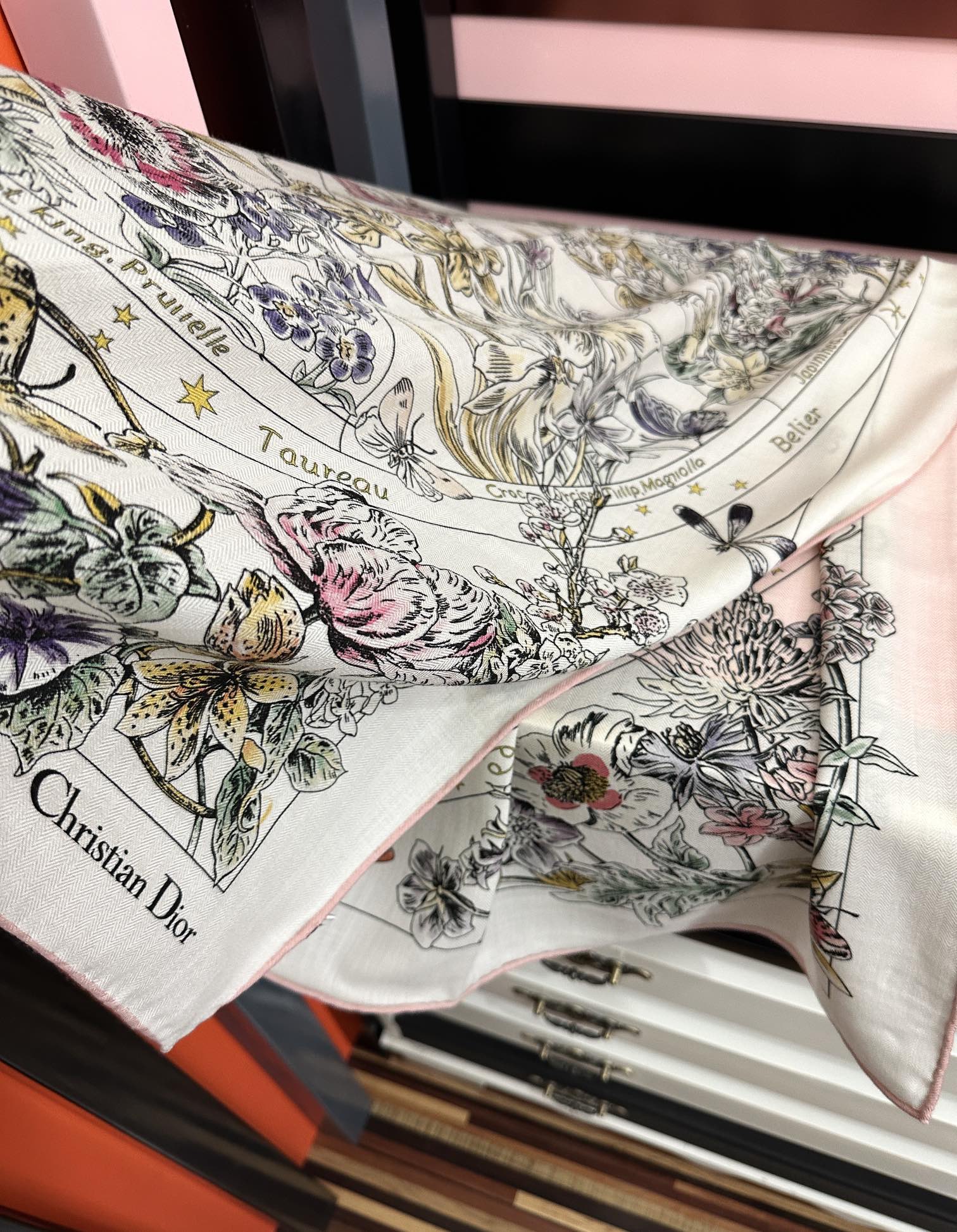 上新❤️迪奥 2025【花奔系列双面同色】经典优雅[礼物]~气质到骨子里[色]新一季的面料超高级，真心超