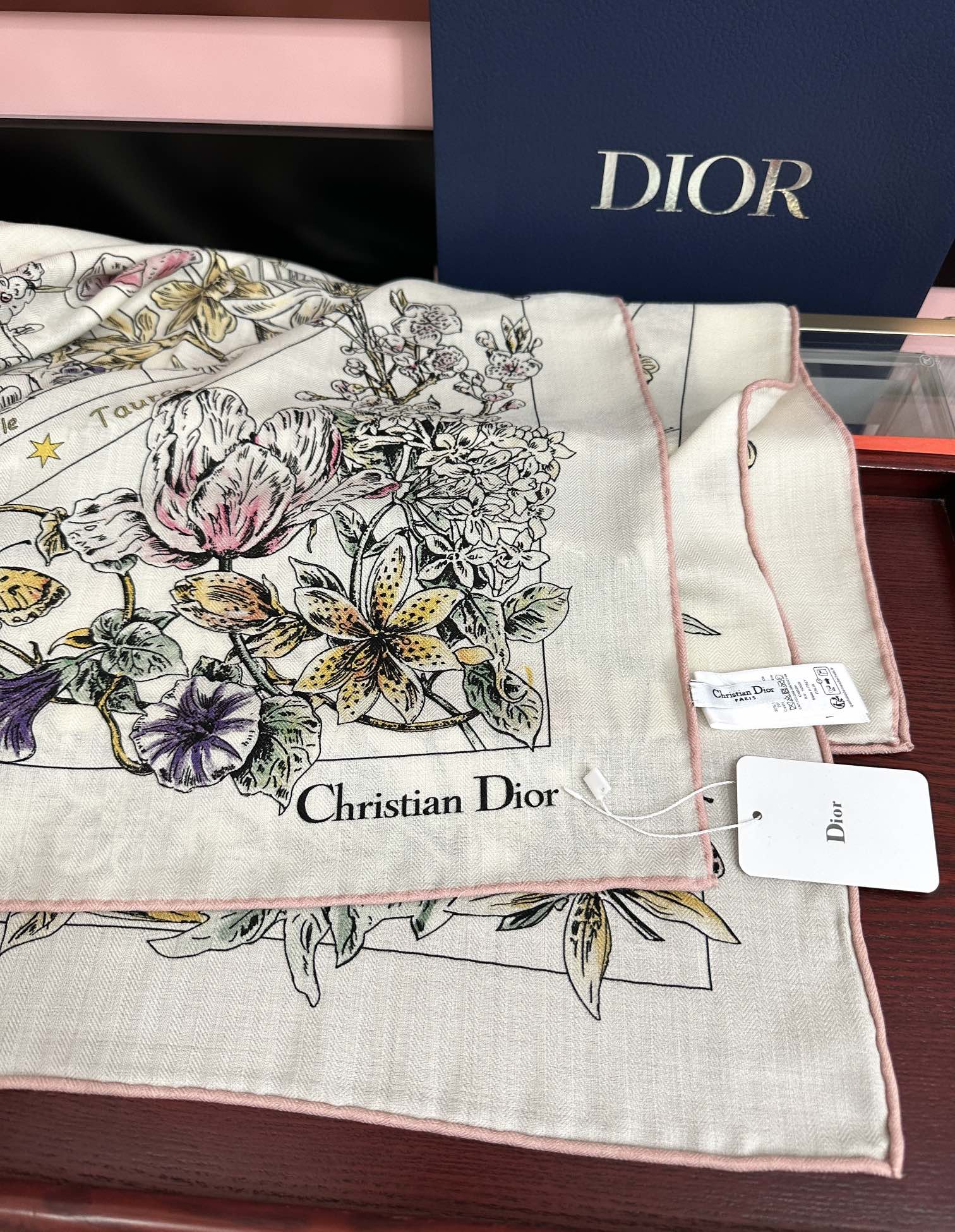 上新❤️迪奥 2025【花奔系列双面同色】经典优雅[礼物]~气质到骨子里[色]新一季的面料超高级，真心超