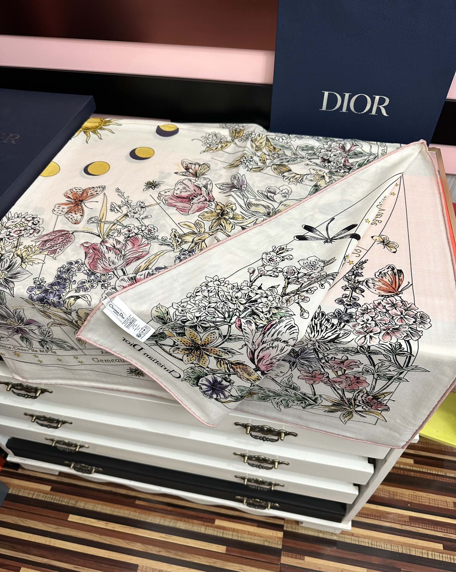 上新❤️迪奥 2025【花奔系列双面同色】经典优雅[礼物]~气质到骨子里[色]新一季的面料超高级，真心超