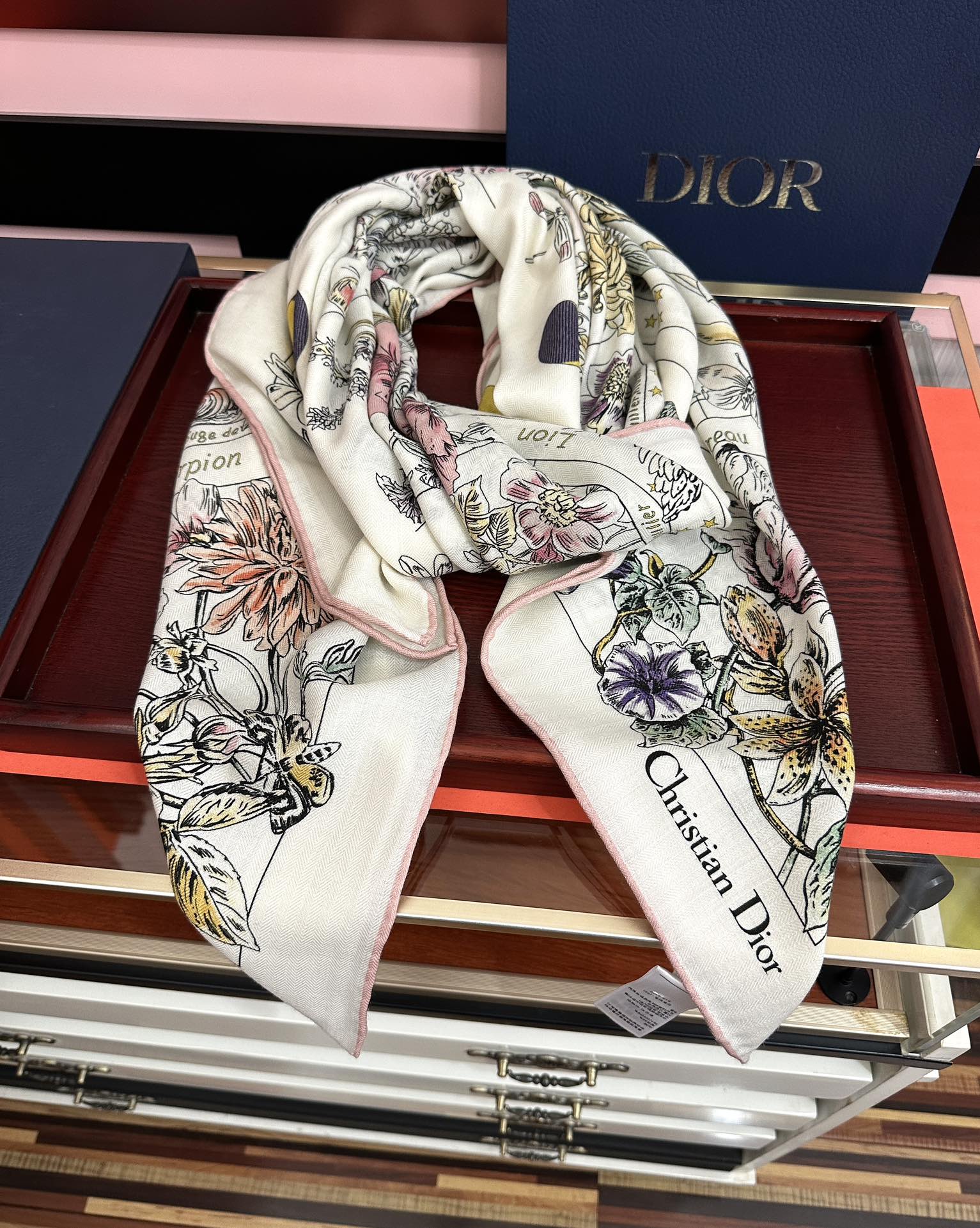 上新❤️迪奥 2025【花奔系列双面同色】经典优雅[礼物]~气质到骨子里[色]新一季的面料超高级，真心超