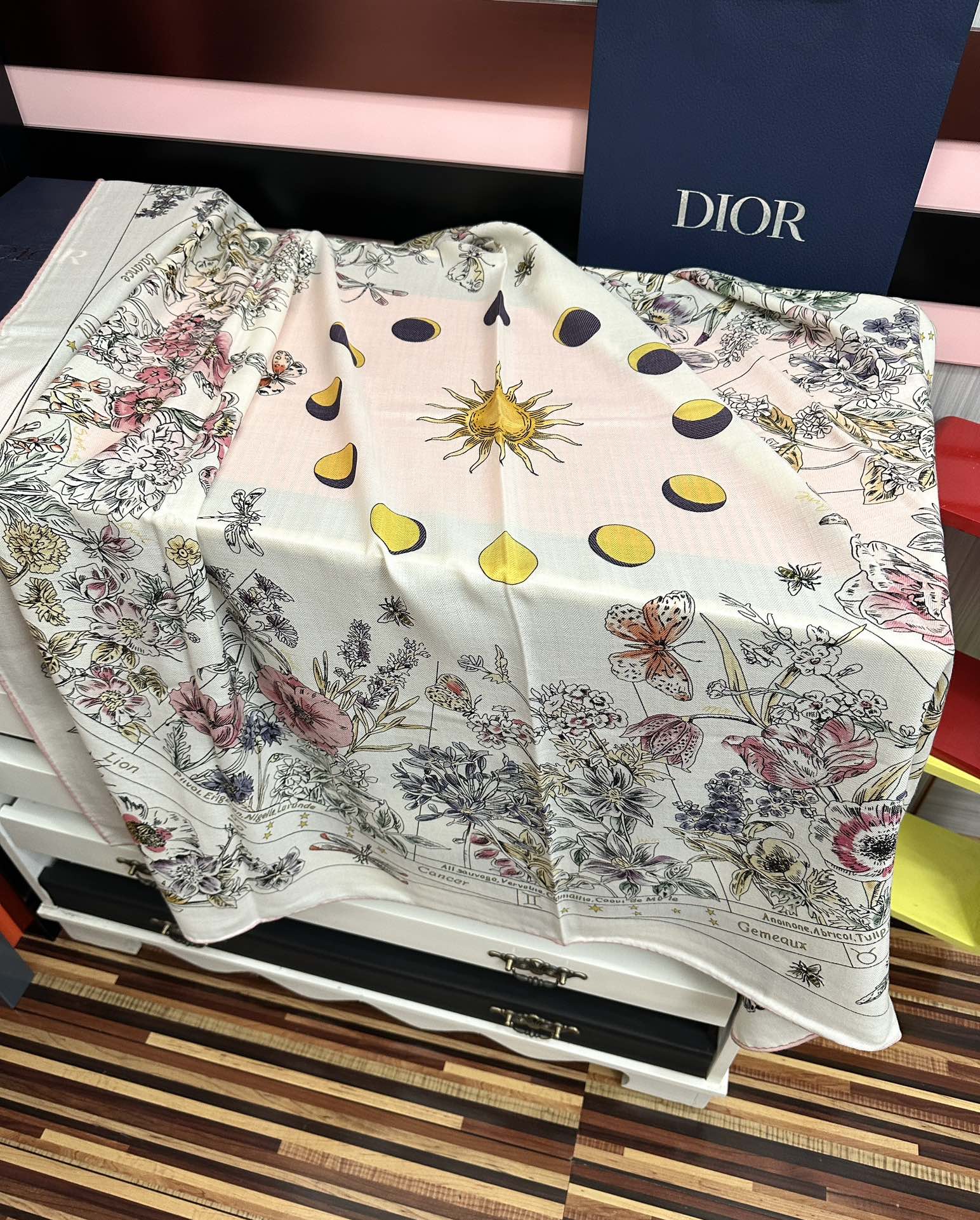 上新❤️迪奥 2025【花奔系列双面同色】经典优雅[礼物]~气质到骨子里[色]新一季的面料超高级，真心超